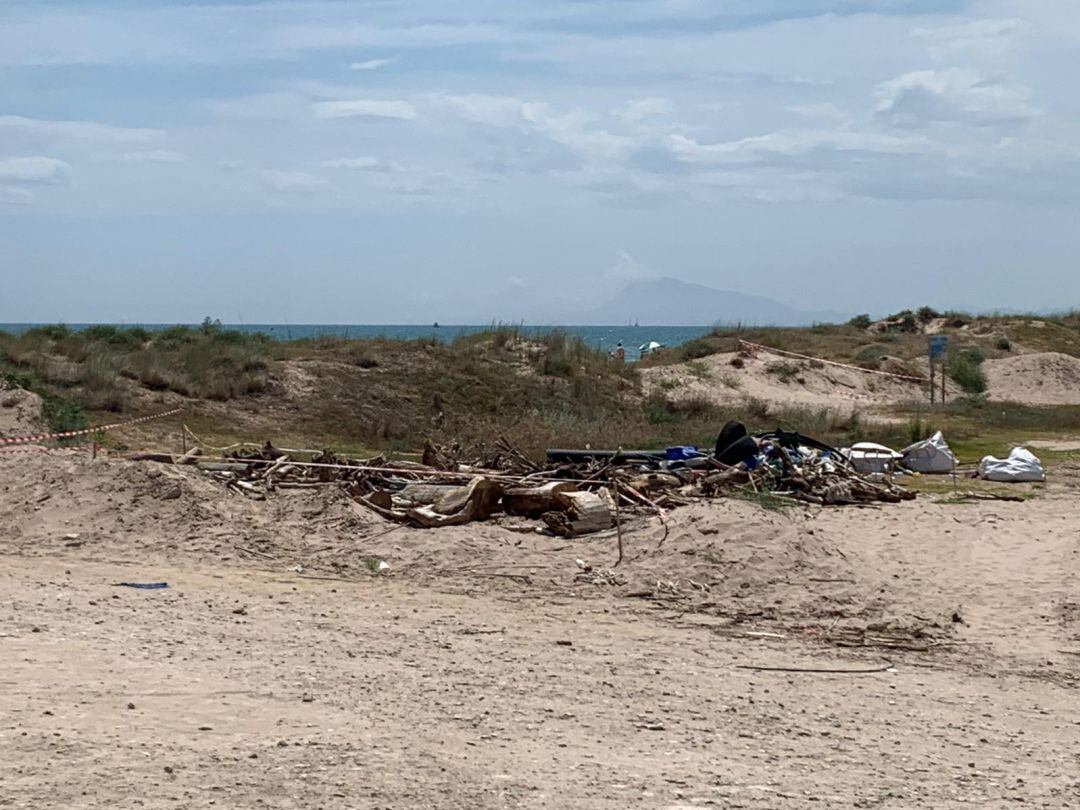 Basura en la playa dels Marenys de Gandia 