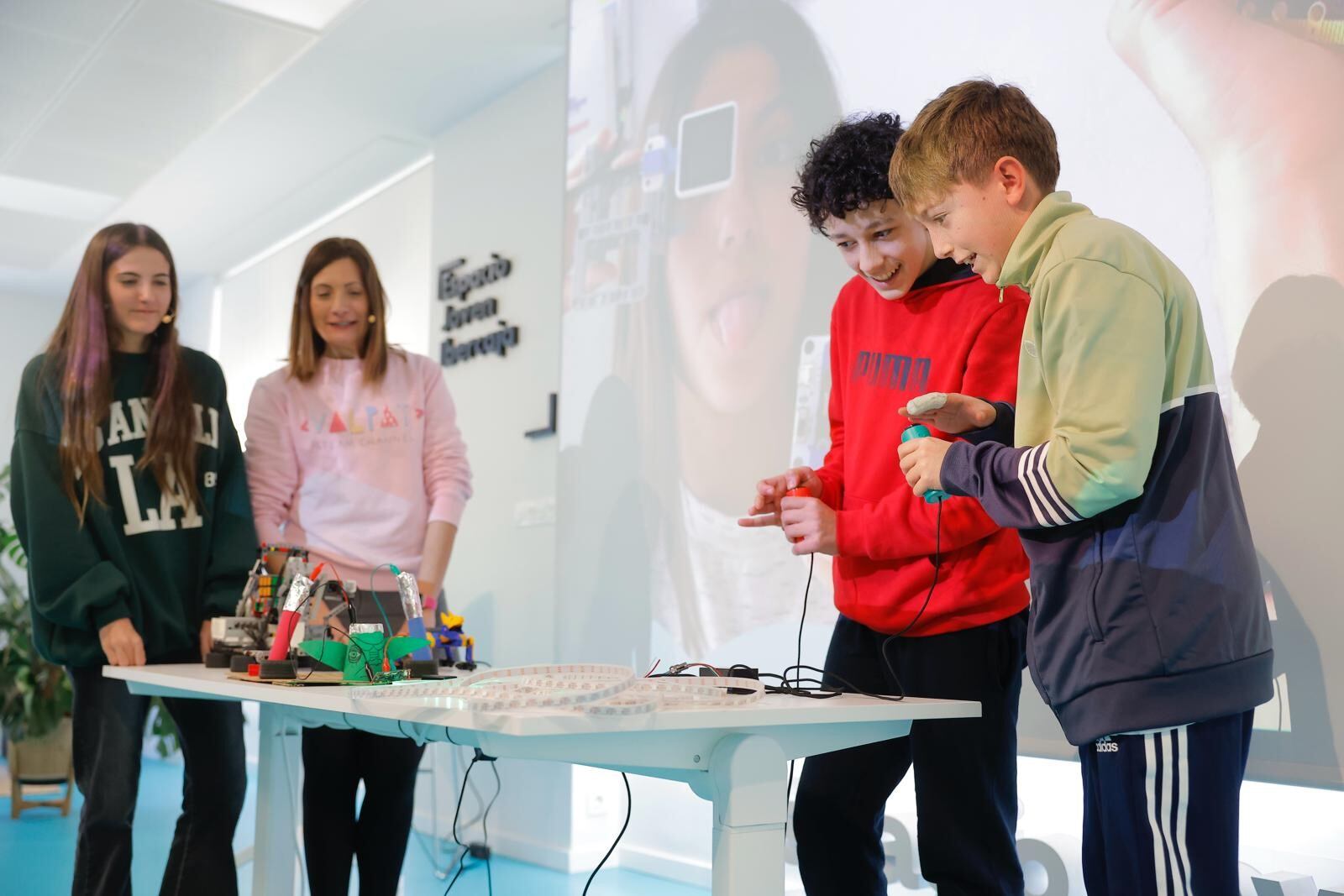 Fundación Ibercaja quiere acercar la ciencia a los más jóvenes con el taller impartido por las youtubers Valpat, conocidas por la difusión del contenido científico.