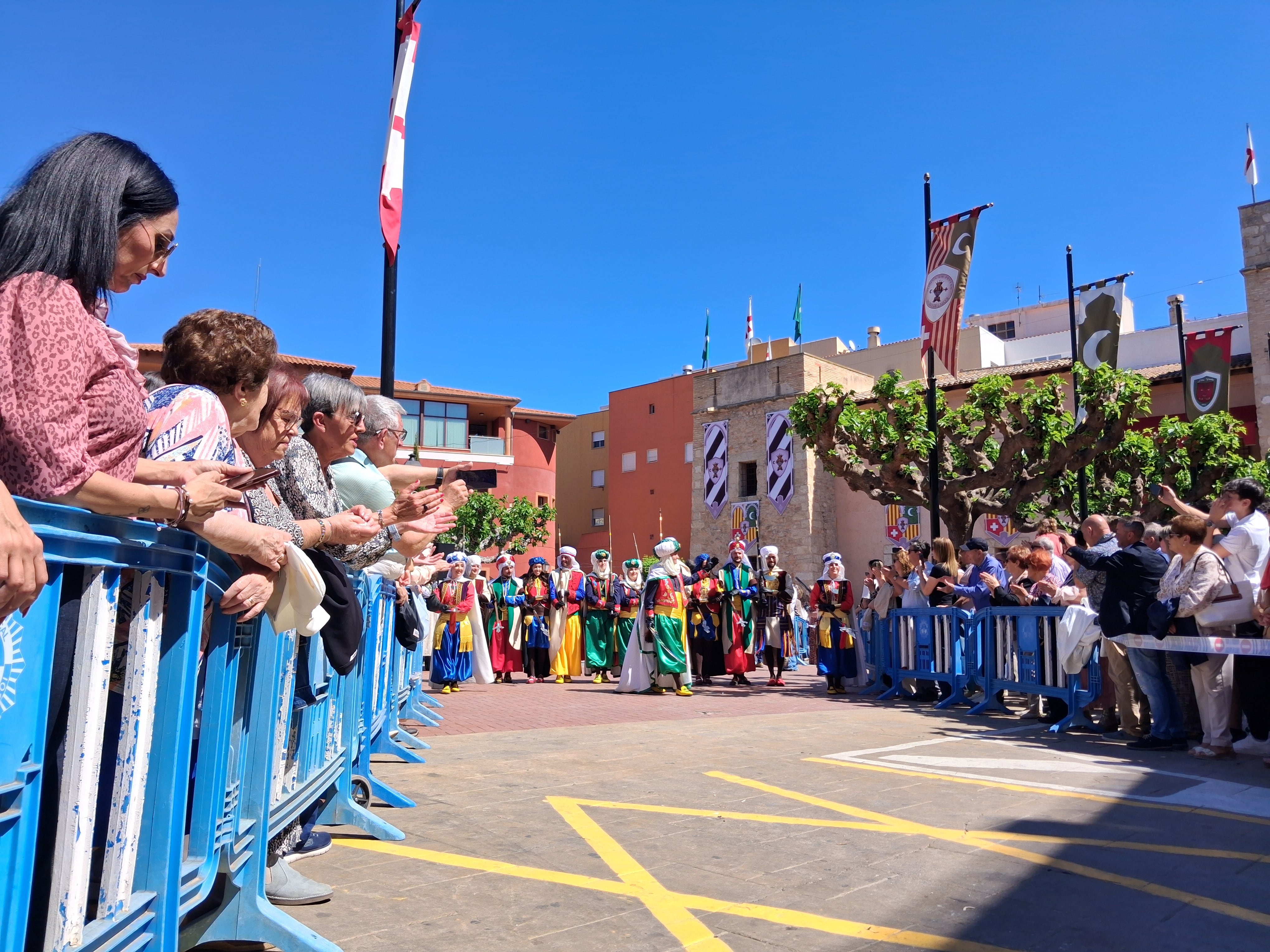 Los festeros y festeras del bando moro en l'arrancà de la Publicà des de la plaza Matzem.