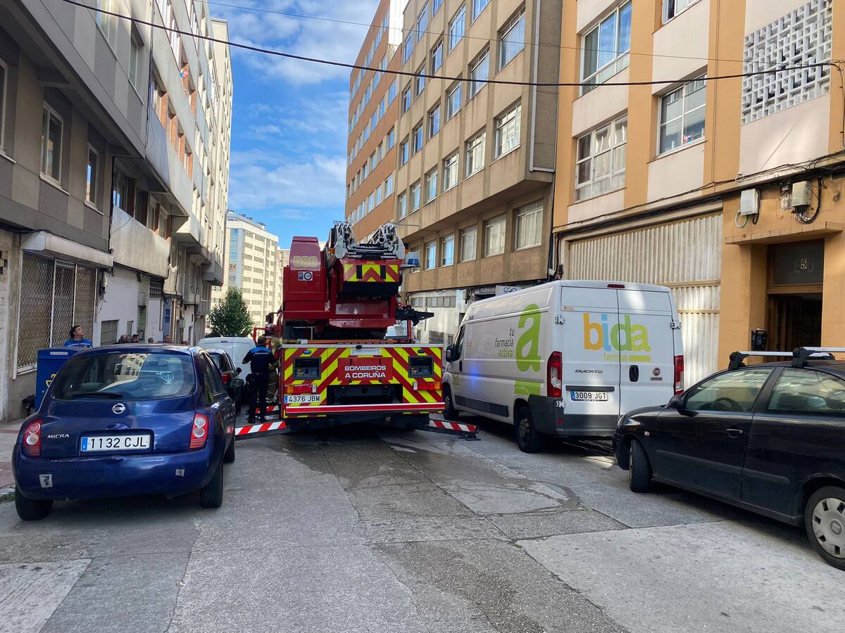 Un incendio calcina un salón y una habitación de un piso de Eirís