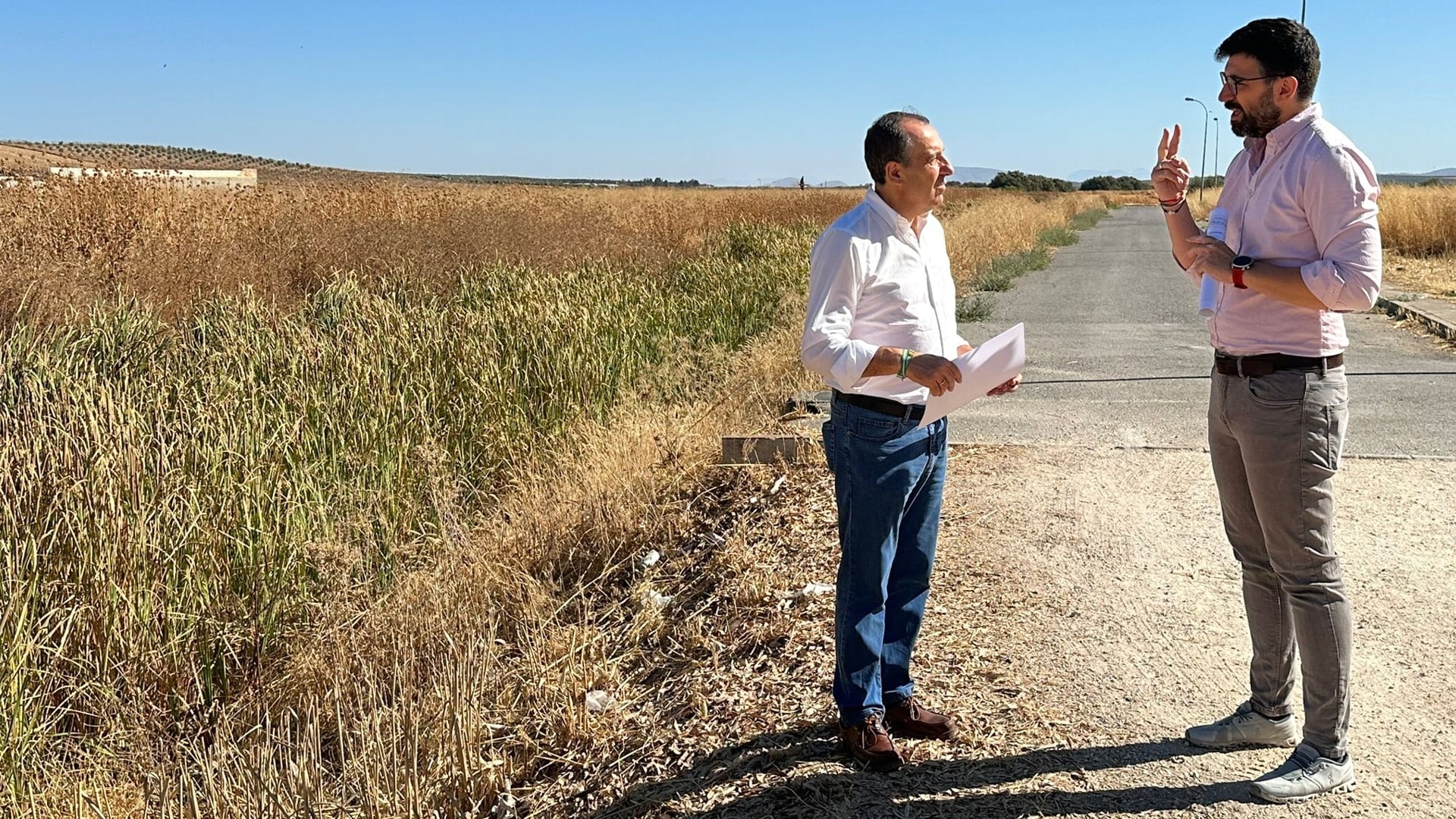 José Luis Ruiz Espejo y Daniel Gómez junto al arroyo del Cuervo (Campillos)