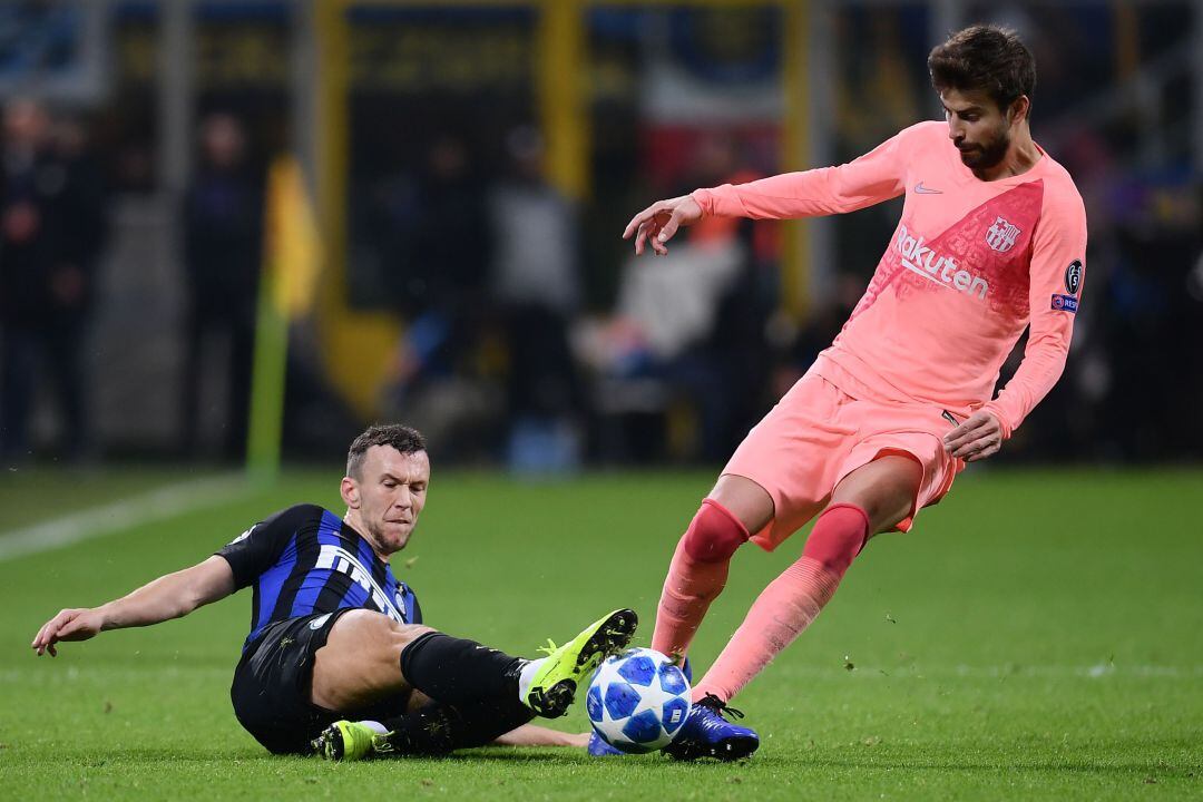 Piqué, en una acción del partido contra el Inter