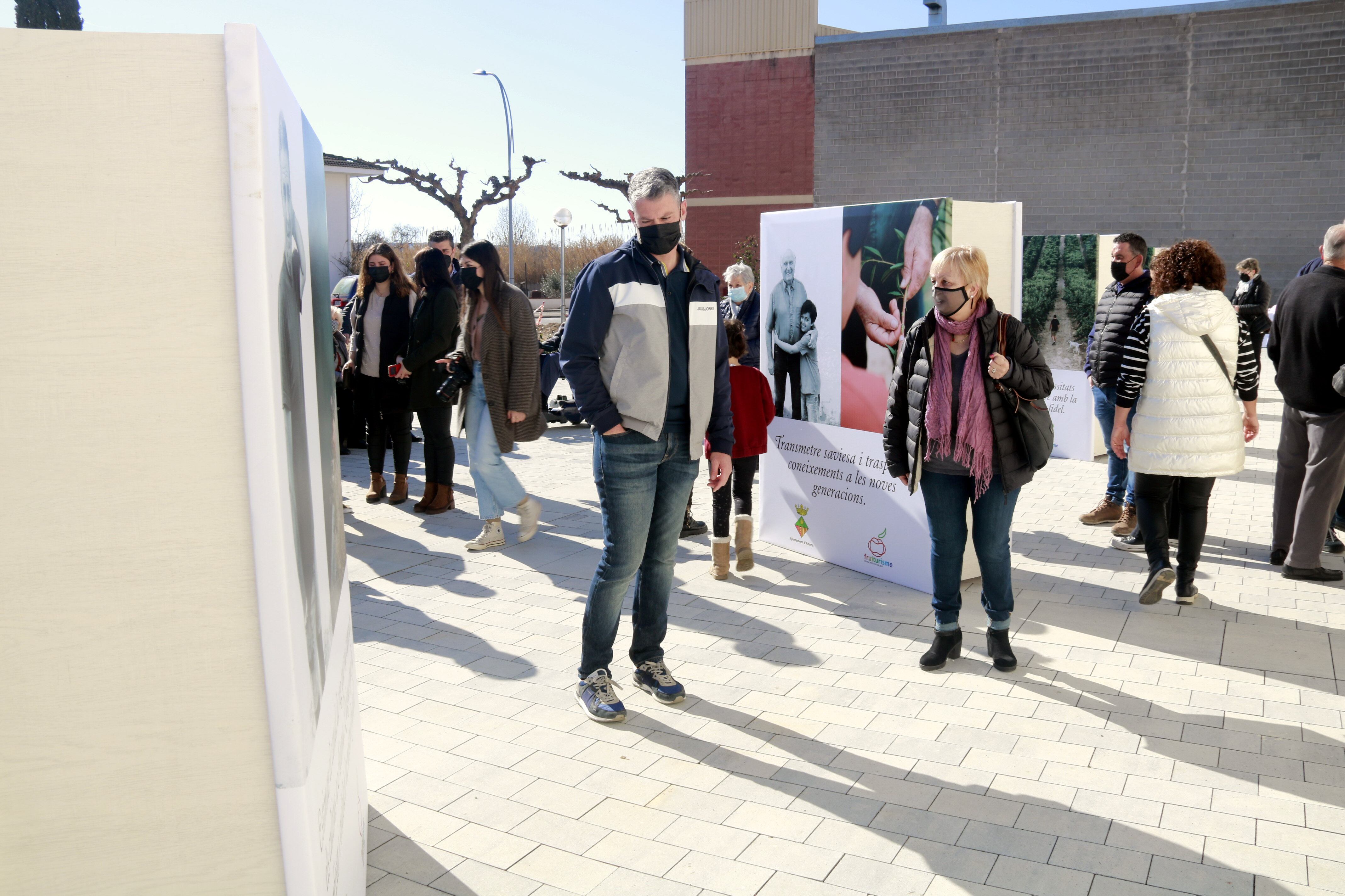 A Lleida -ciutat i demarcació: a la foto, de l'ACN, Aitona- segueix havent-hi força gent que mantè la mascareta també en espais exteriors.