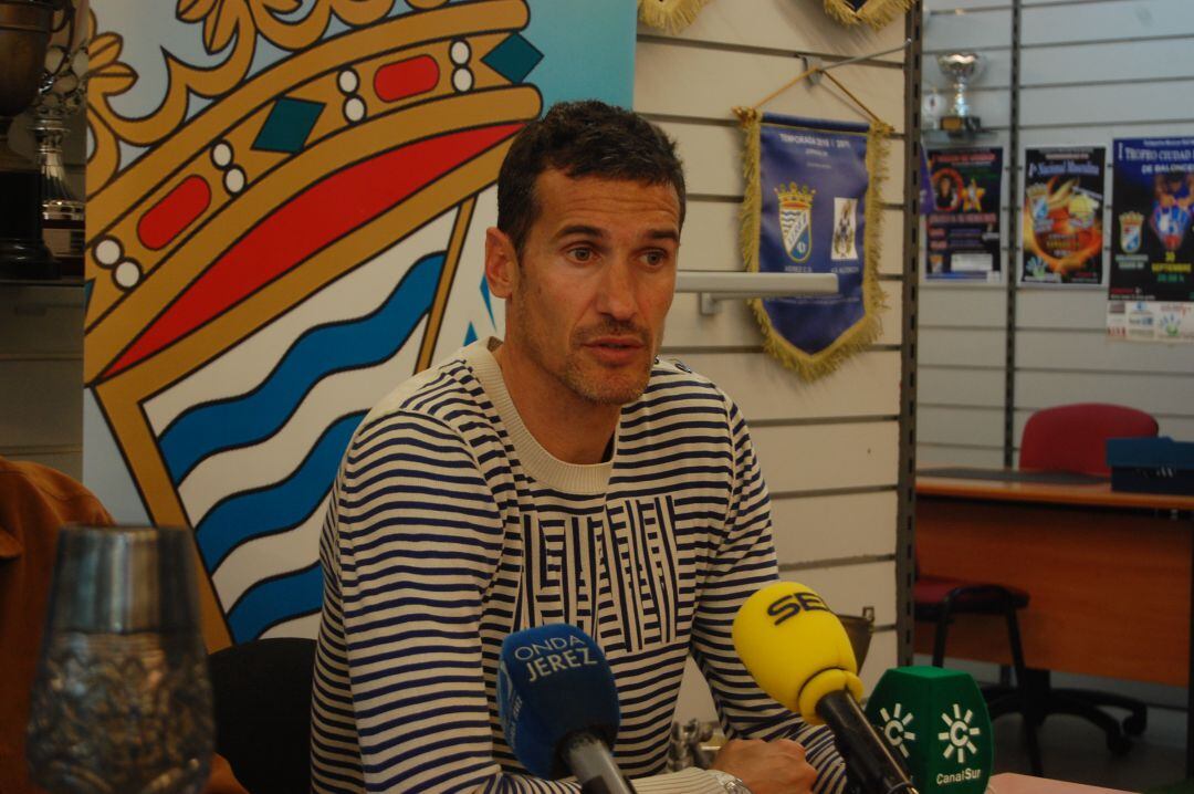 Antonio Calle durante una rueda de prensa en la sede del Xerez CD.