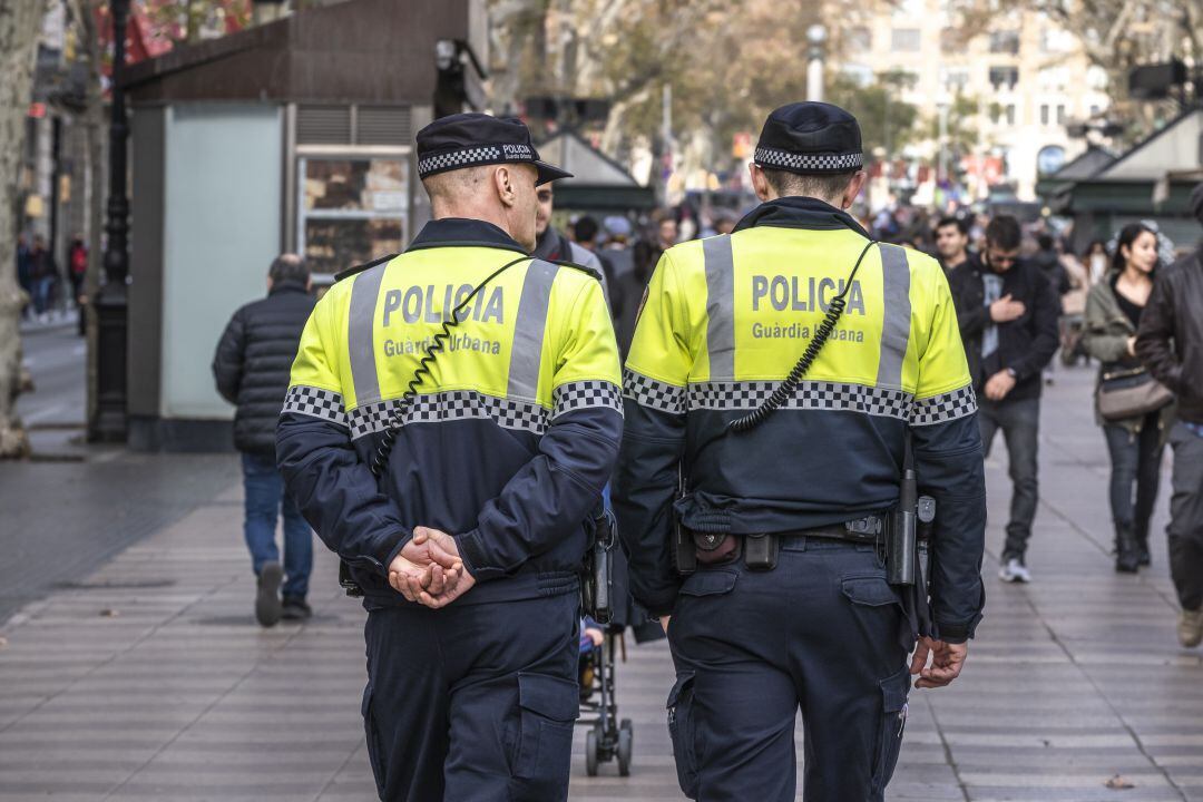 Imatge d'arxiu de dos agents de la Guàrdia Urbana