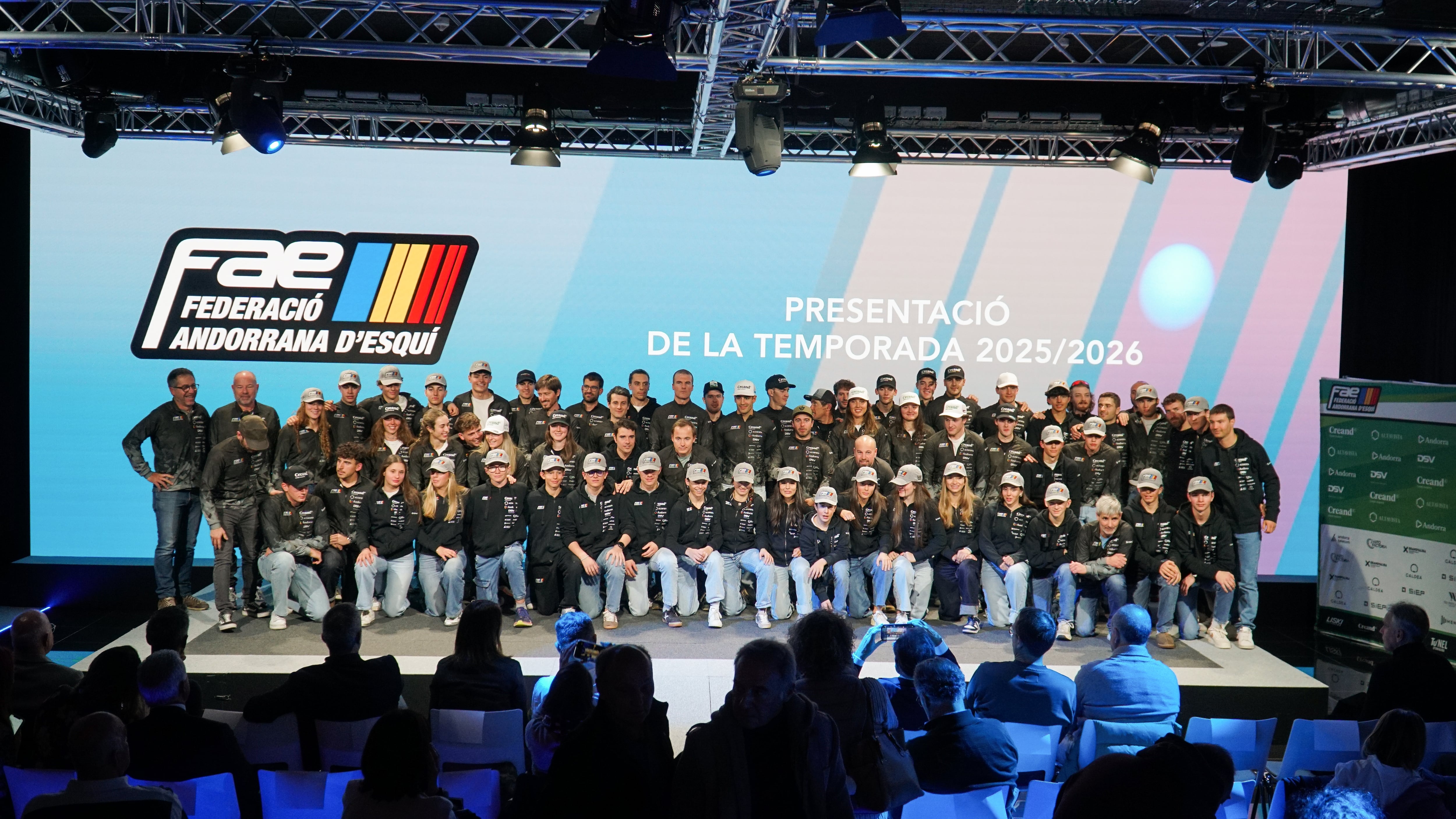 Els esportistes i tècnics de la FAE de la temporada 2025-2026.