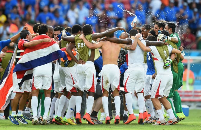 Los jugadores de Costa Rica dan la sorpresa y festejan por todo lo alto la clasificación a octavos de final