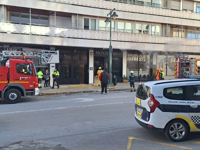 Desalojo vecinos por el incendio en el Montecarlo de Alcoy