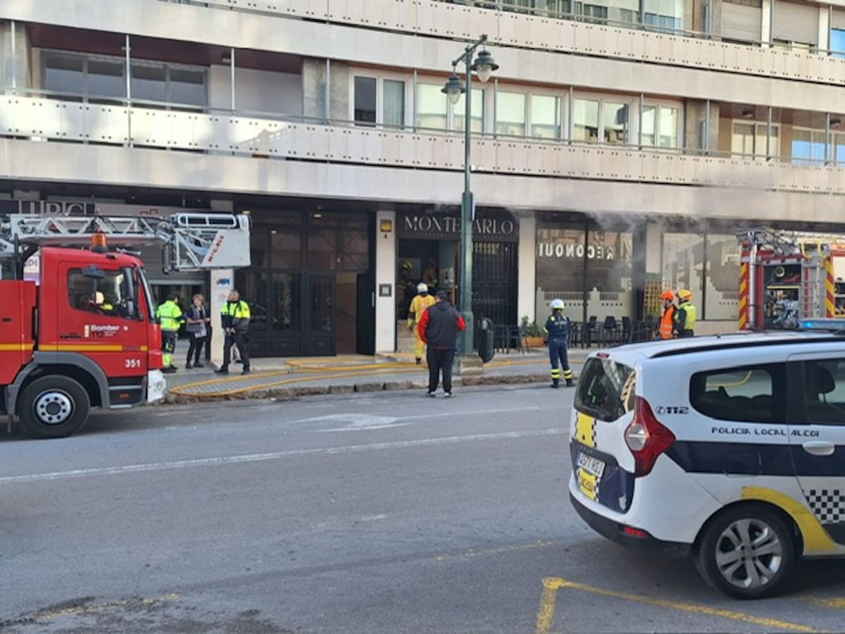 Desalojadas dos plantas de viviendas por un incendio en el restaurante Montecarlo de Alcoy