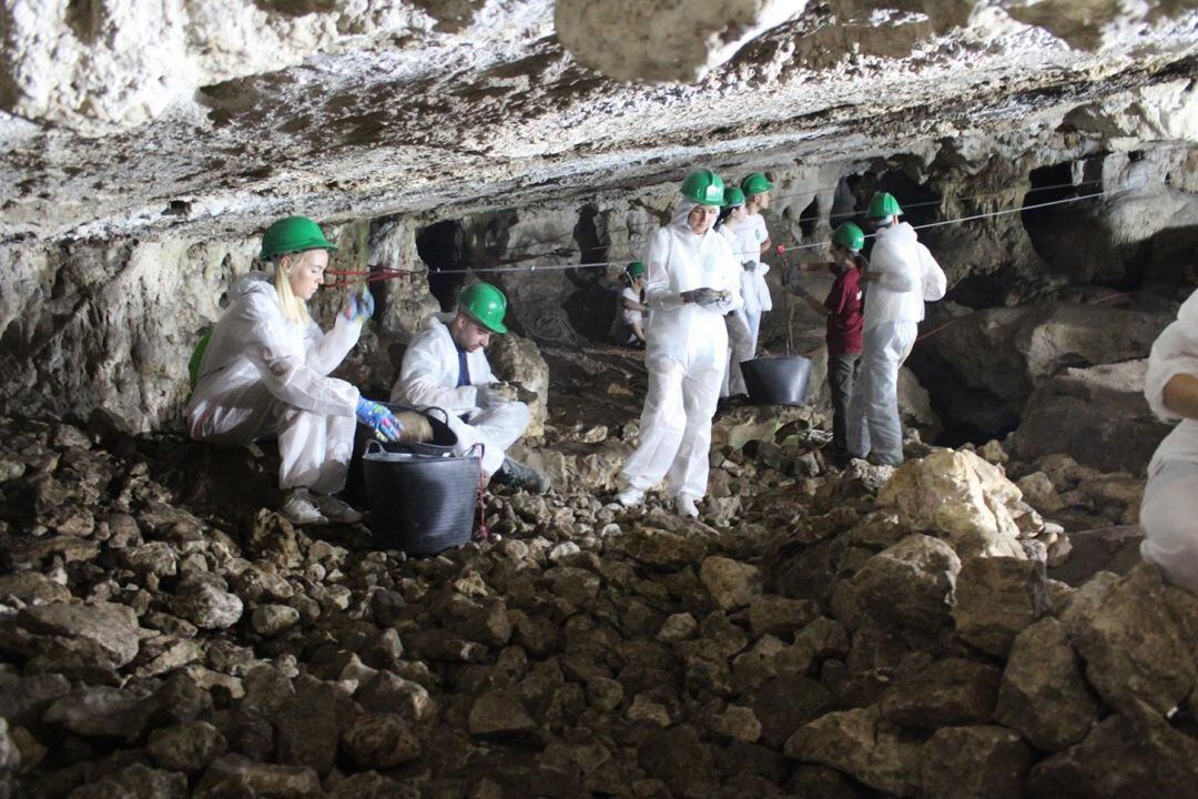 Trabajos en el initerior de la cueva Malalmuerzo, en Moclín (Granada)