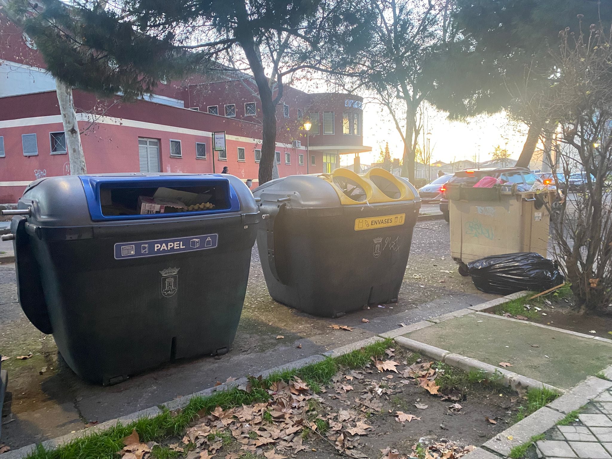 Contenedores frente al pabellón Puerta de Cuartos en Talavera