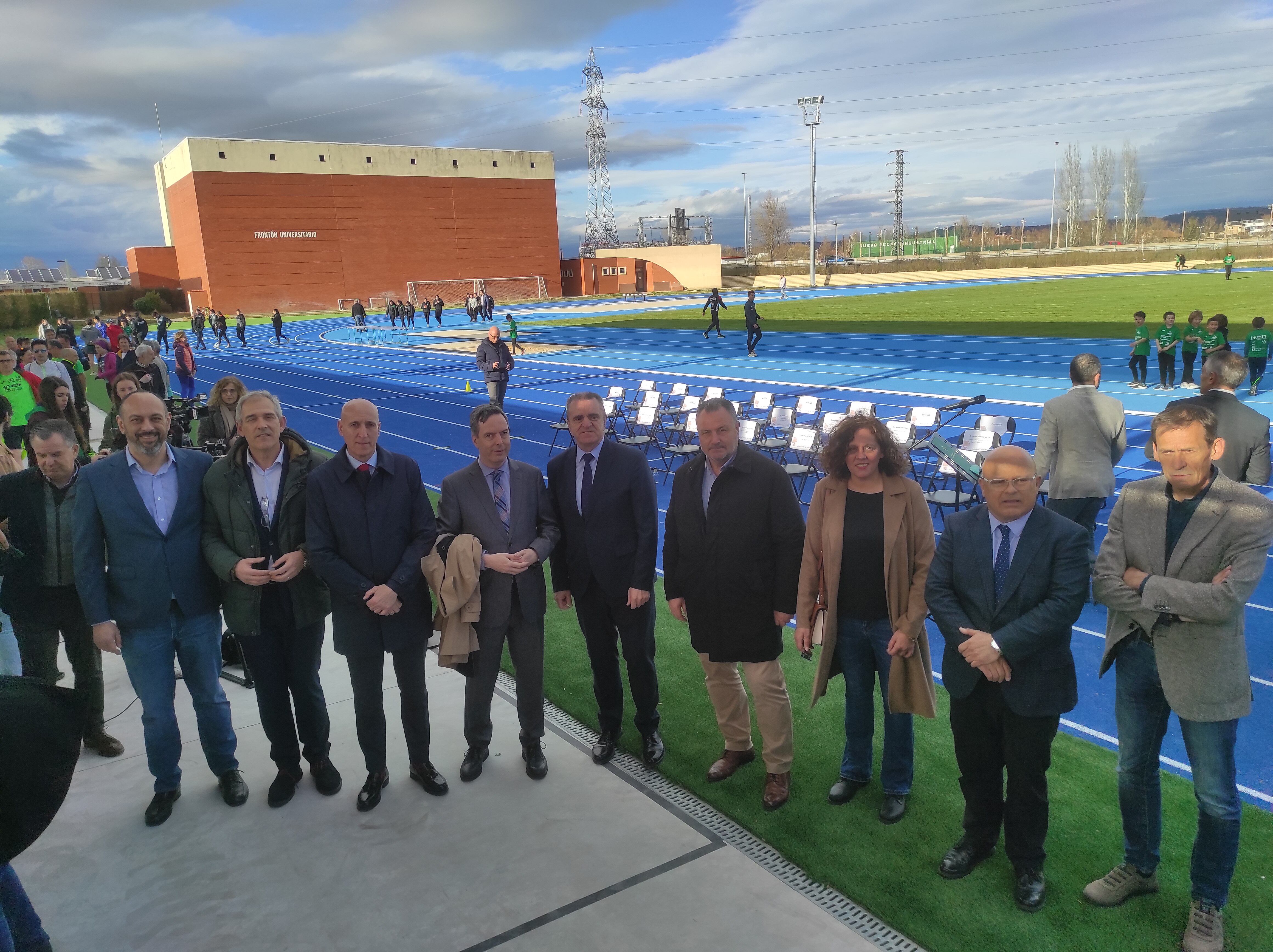 Las autoridades, lideradas por José Manuel Franco, durante la inauguración de la nueva instalación