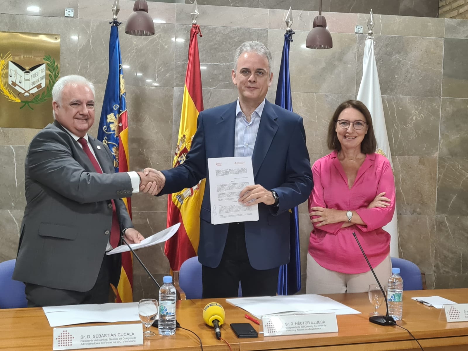 Sebastián Cucala (presidente consejo de administradores de fincas) (d); la vicepresidenta María del Mar Rodríguez y el vicepresident y conseller de vivienda Héctor Illueca