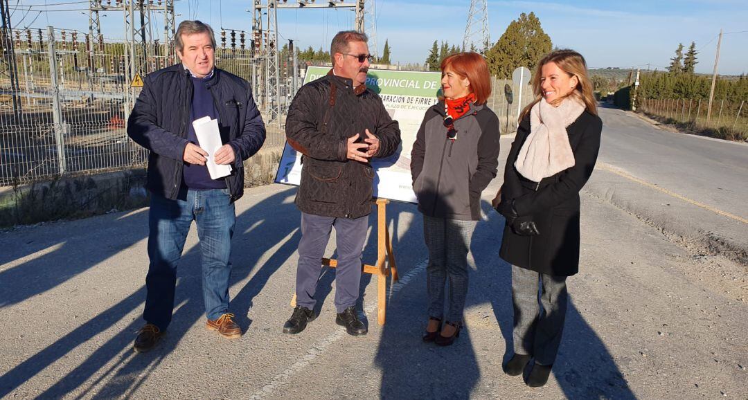 El diputado de Infraestructuras Municipales, José Castro (segundo por la izqda) junto a la alcaldesa de Úbeda, Toni Olivares (a su izqda) junto a varios responsables municipales.