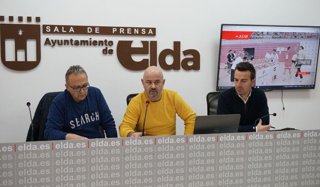 Juan Santa (I), Julián Gil (C), directivos de ADBELDA, con el edil de Deportes, Fernando Gómez