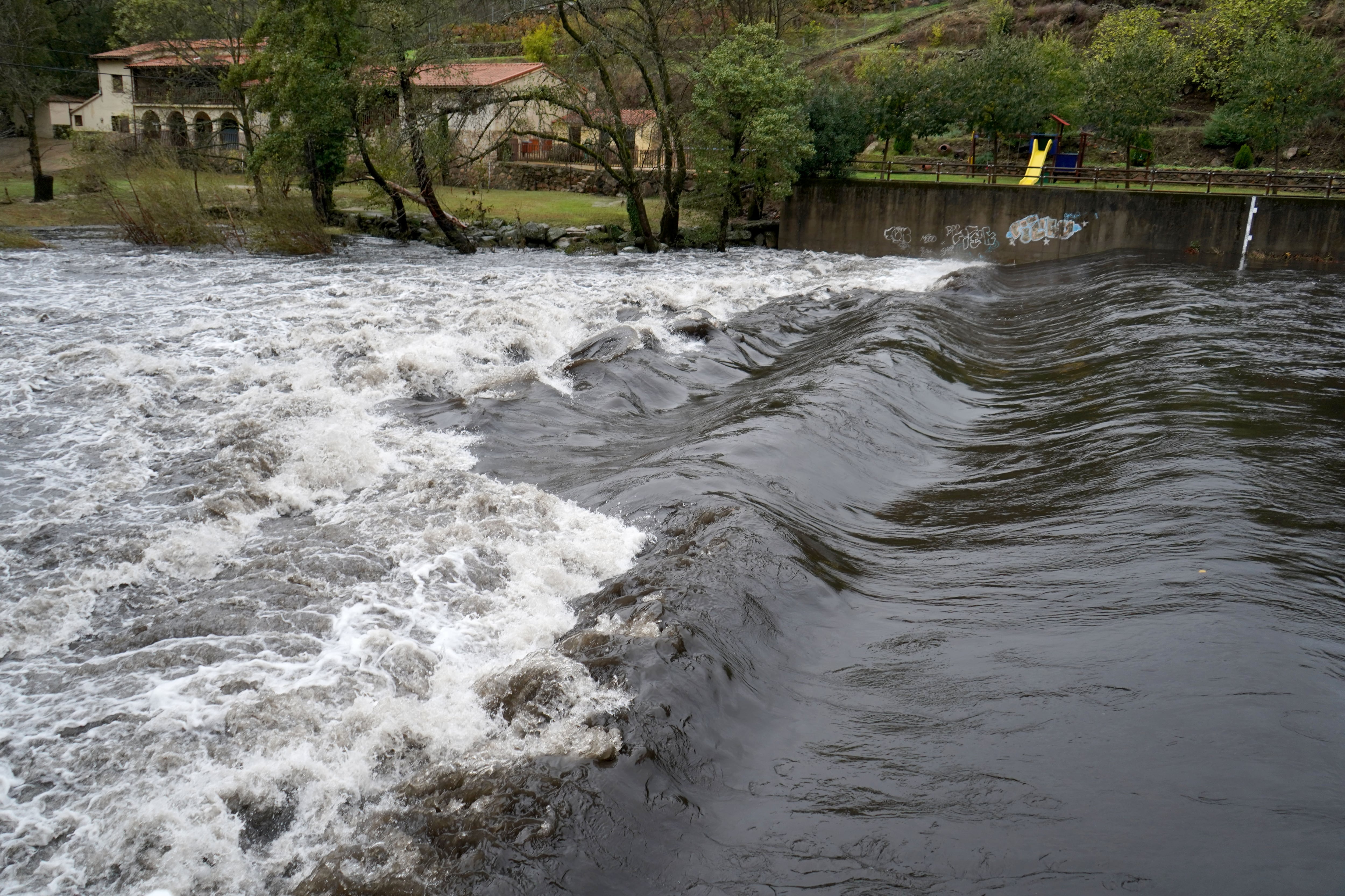 El río Jerte a su paso por la localidad de Casas del Castañar, este viernes. EFE/Eduardo Palomo