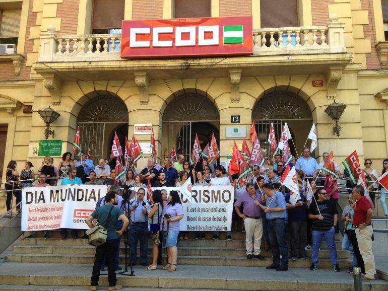 Concentración de los sindicatos ante la Delegación de Turismo de la Junta en Córdoba