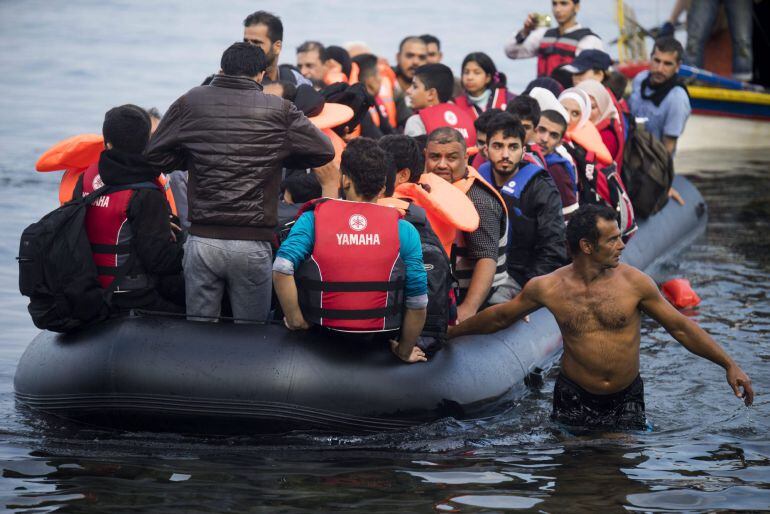 El barómetro se realizó en plena crisis de los refugiados sirios. En la foto, refugiados que provienen de Turquía a su llegada a la isla de Lesbos (Grecia).