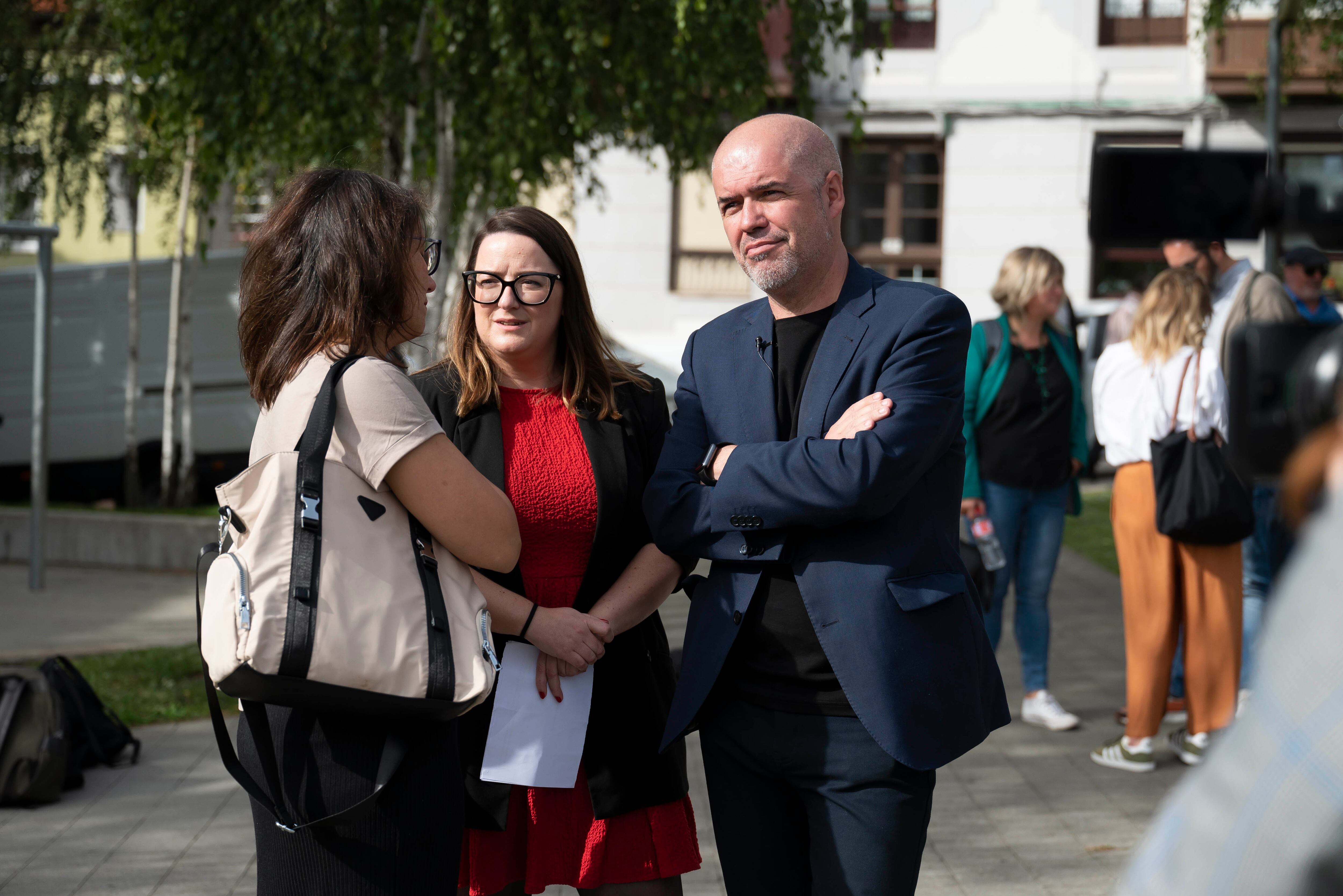 El secretario general de CCOO, Unai Sordo, conversa con la secretaria general de CCOO en Cantabria, Rosa Mantecón (c), durante su participación en un encuentro con delegados sindicales este lunes en Santander.