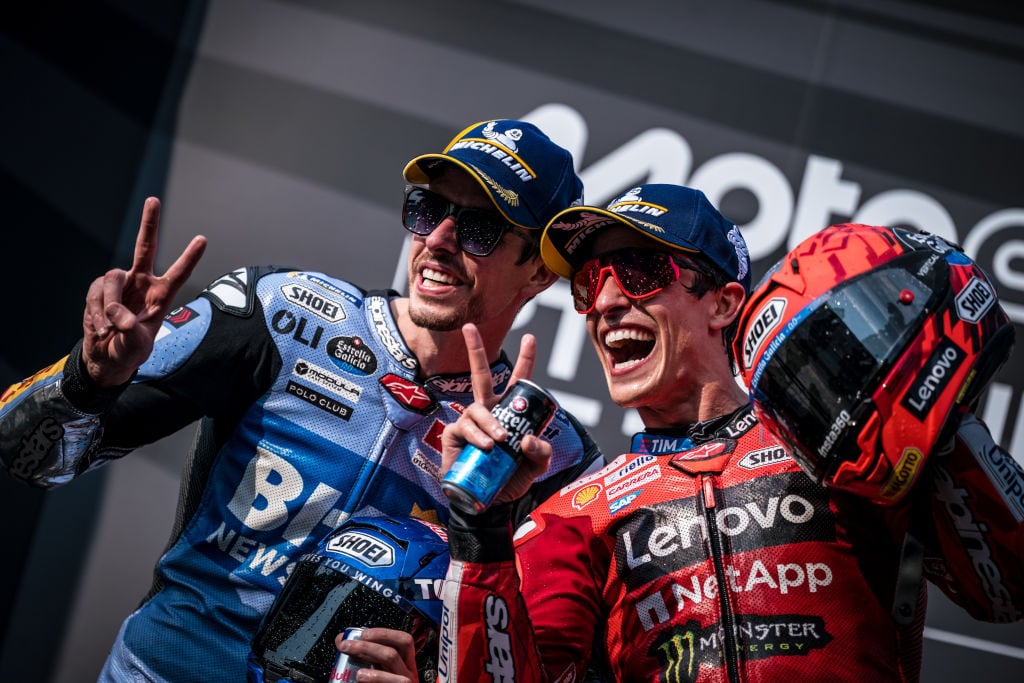 Marc y Álex Márquez celebran en el podio del GP de Tailandia