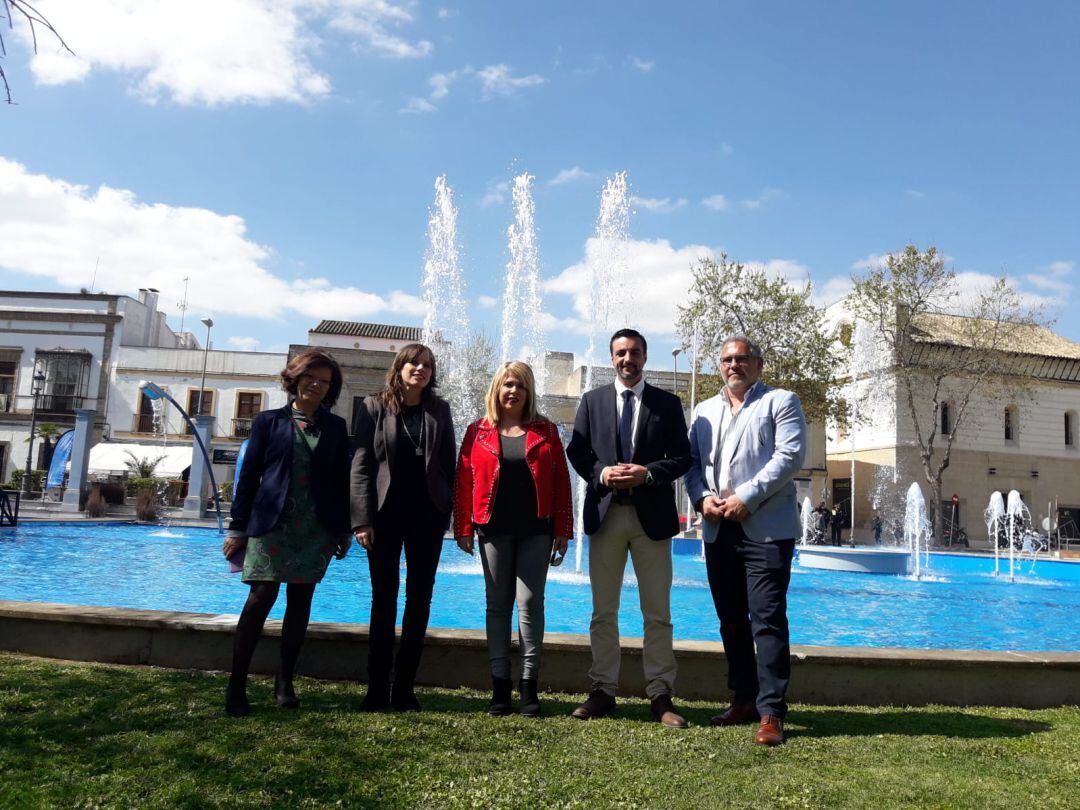 La alcaldesa de Jerez Mamen Sánchez junto a otros concejales en la inauguración de la fuente