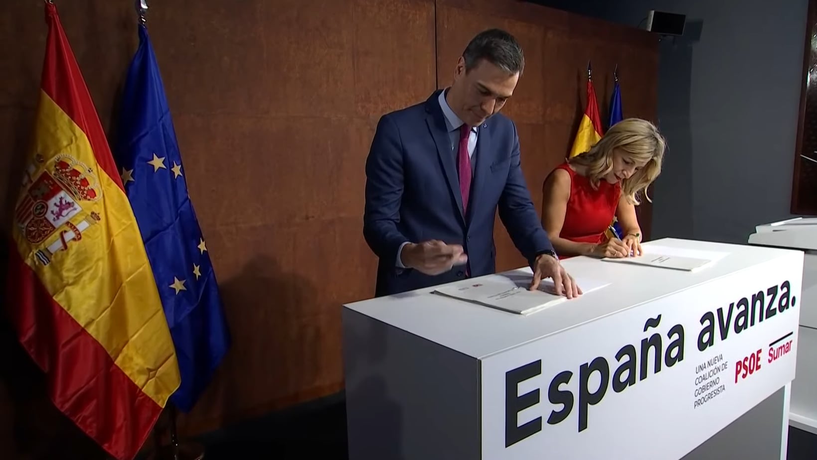 Pedro Sánchez y Yolanda Díaz firmando el acuerdo para la investidura