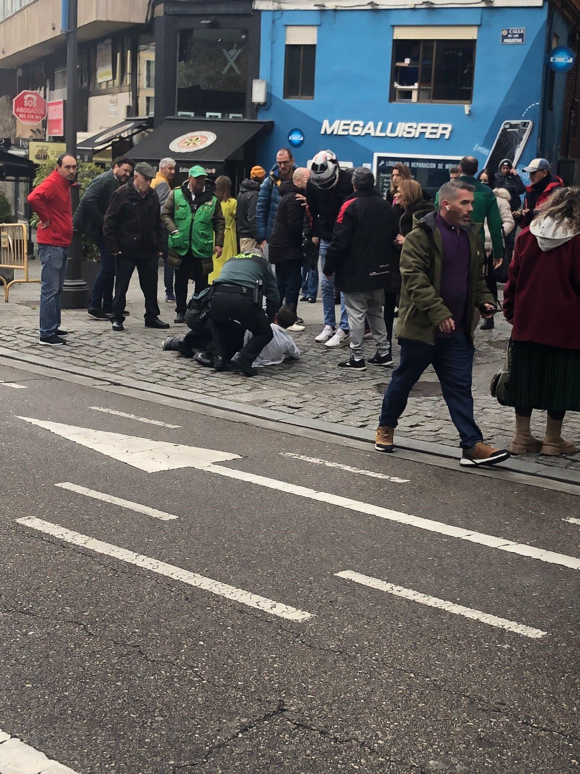 Momento en el que la Guardia Civil detiene al agresor de la camarera