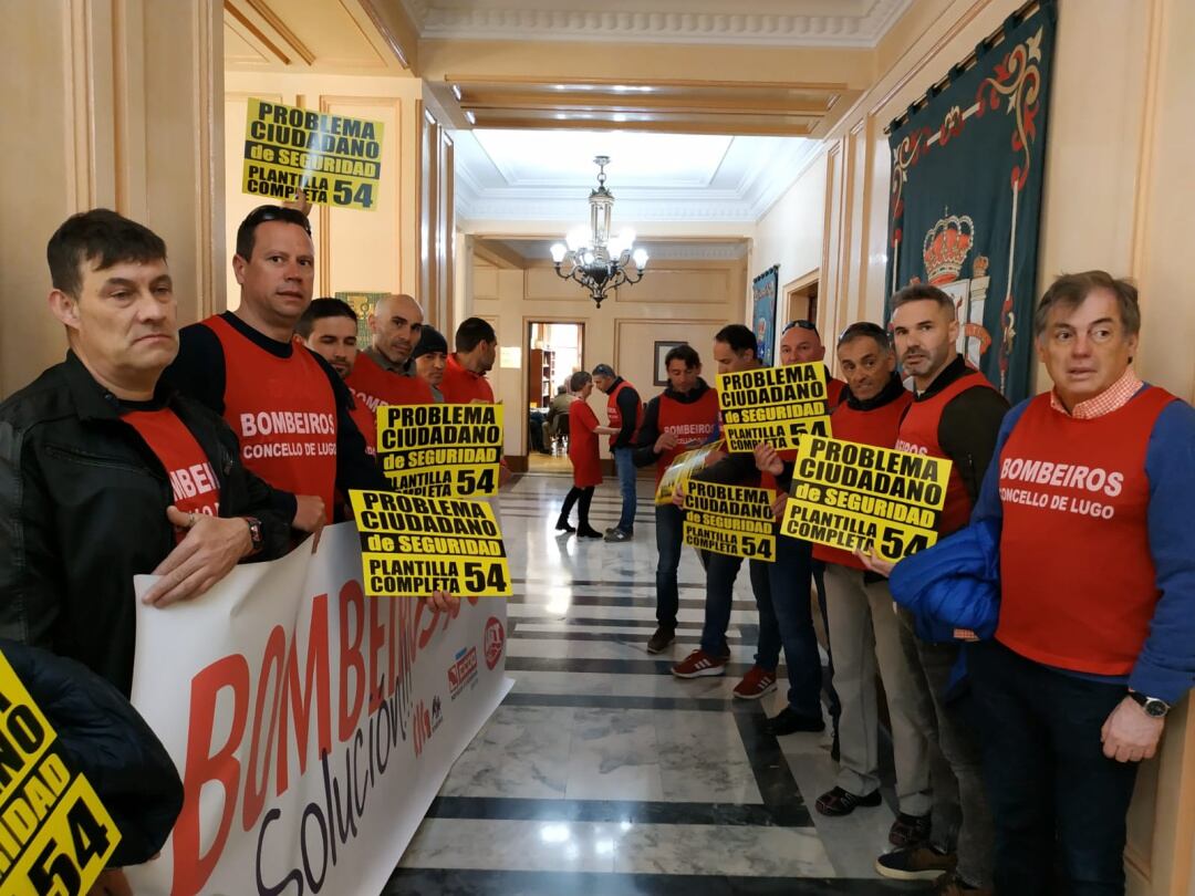 Bomberos de Lugo a las puertas del salón de plenos