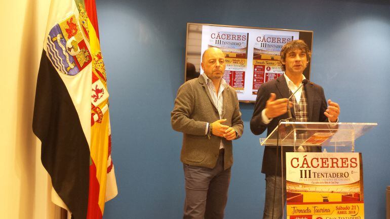 Pedro Muriel, concejal de Festejos y Manolo Bejarano, director de la Escuela Taurina de Cáceres en la presentación del III Tentandero