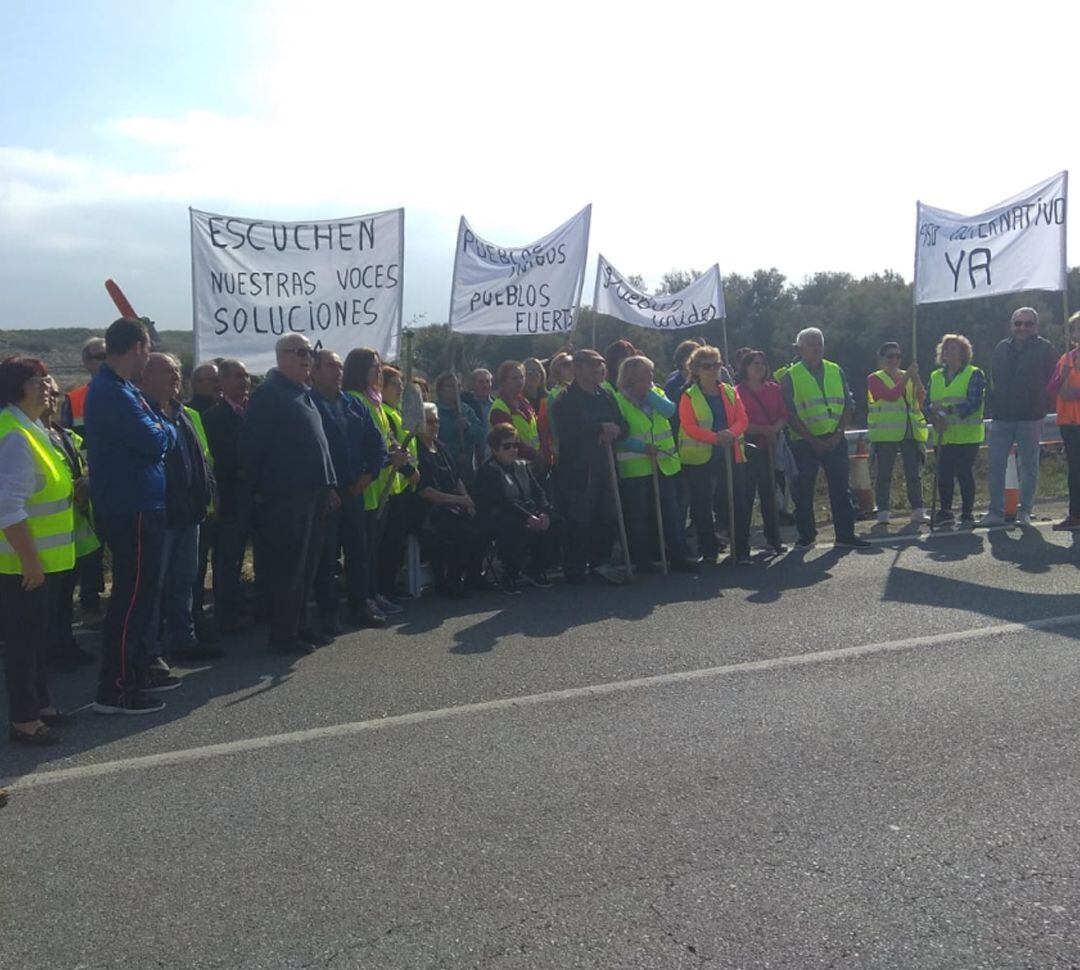 Nueva protesta de vecinos de Benamaurel ante el corte del río Baza en la carretera A-4200 (Granada)