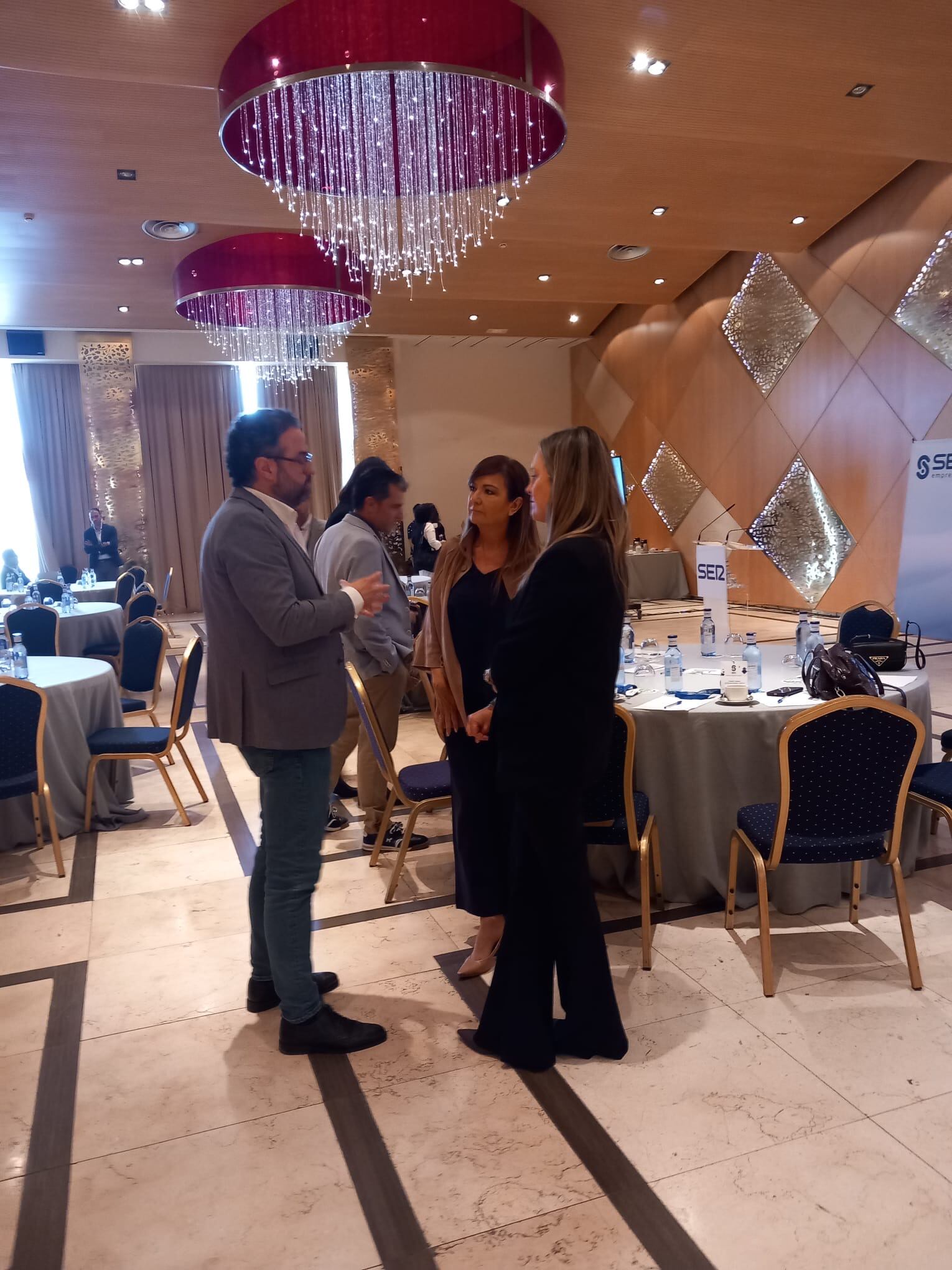 José Manuel Hinojosa, gerente de ventas de Radio Albacete, junto con Cristina Camacho y María Teresa Juan, de la empresa MIE, Medicina integral y estética.