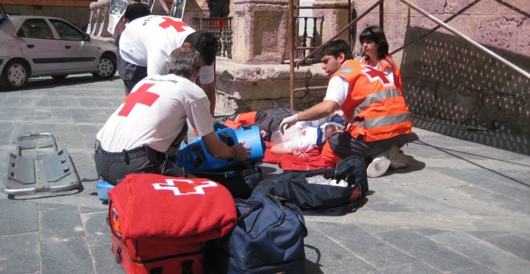 Simulacro en el que voluntarios de Cruz Roja atienden a un herido por accidente laboral.