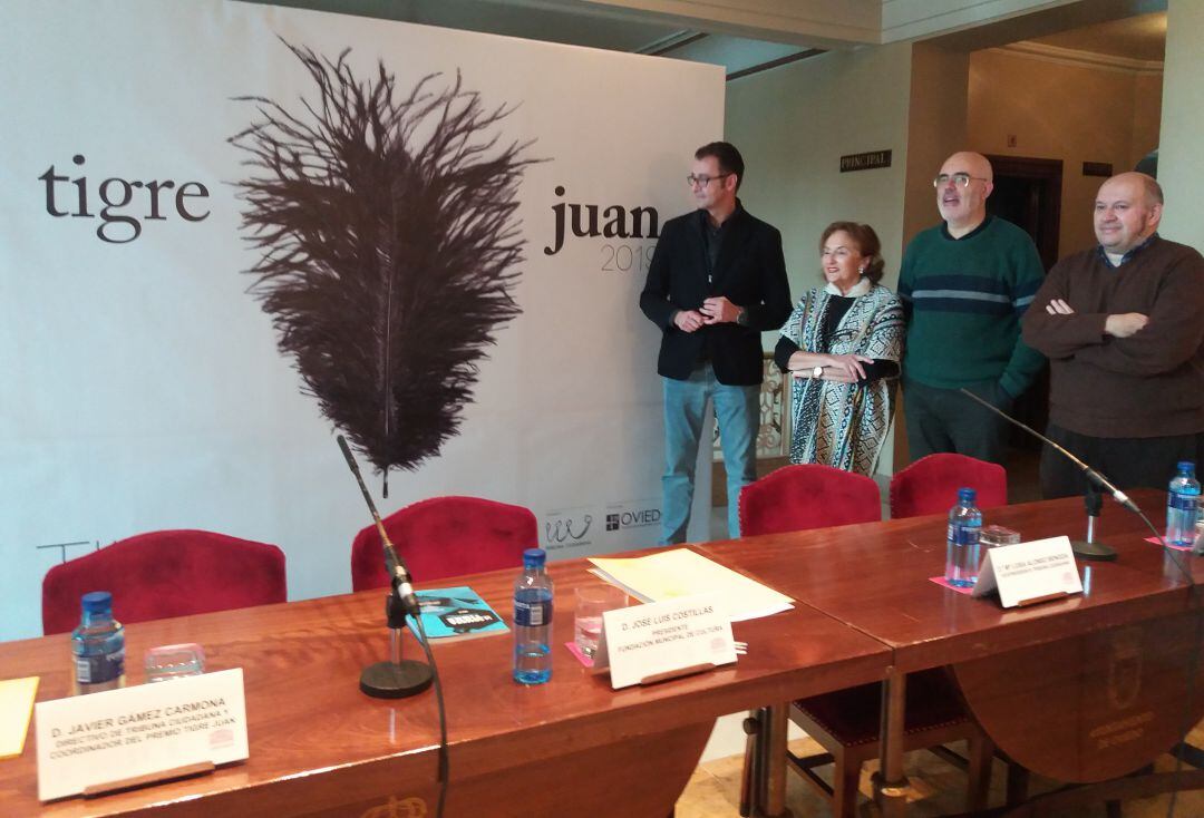 El Premio Tigre Juan 2019 ya tiene finalistas. En la fotografía de izq. a dcha.: el concejal de Cultura el Ayuntamiento de Oviedo, José Luis Costillas; la vicepresidenta de Tribuna Ciudadana, María Luisa Alonso; el directivo de Tribuana Ciudadana y Secretario -Coordinador del jurando del Premio Tigre Juan, Javier Gámez; y el portavoz del jurado, el escritor Fernando Menéndez.