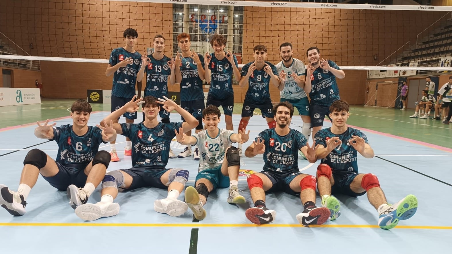 El Volei Villena Petrer celebra una nueva victoria