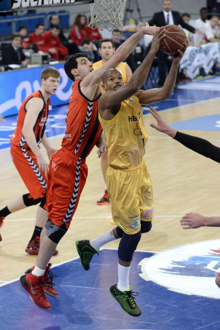 GRA284. VITORIA, 08/02/2015.- El ala pivot dominicano del Herbalife Gran Canaria Eulis Báez (d) entra a canasta ante el pivot georgiano del Laboral Kutxa, Tornike Shengelia, en el partido de la vigésima jornada de la liga ACB de baloncesto que se disputa esta tarde en el Fernando Buesa Arena. EFE/ADRIÁN RUIZ DE HIERRO