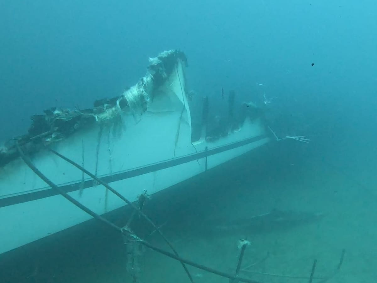 Comienzan los trabajos de reflotamiento del yate incendiado en Ibiza