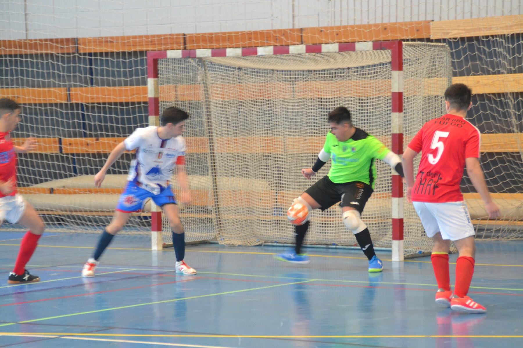 Borja Caudeli atajando el balón.