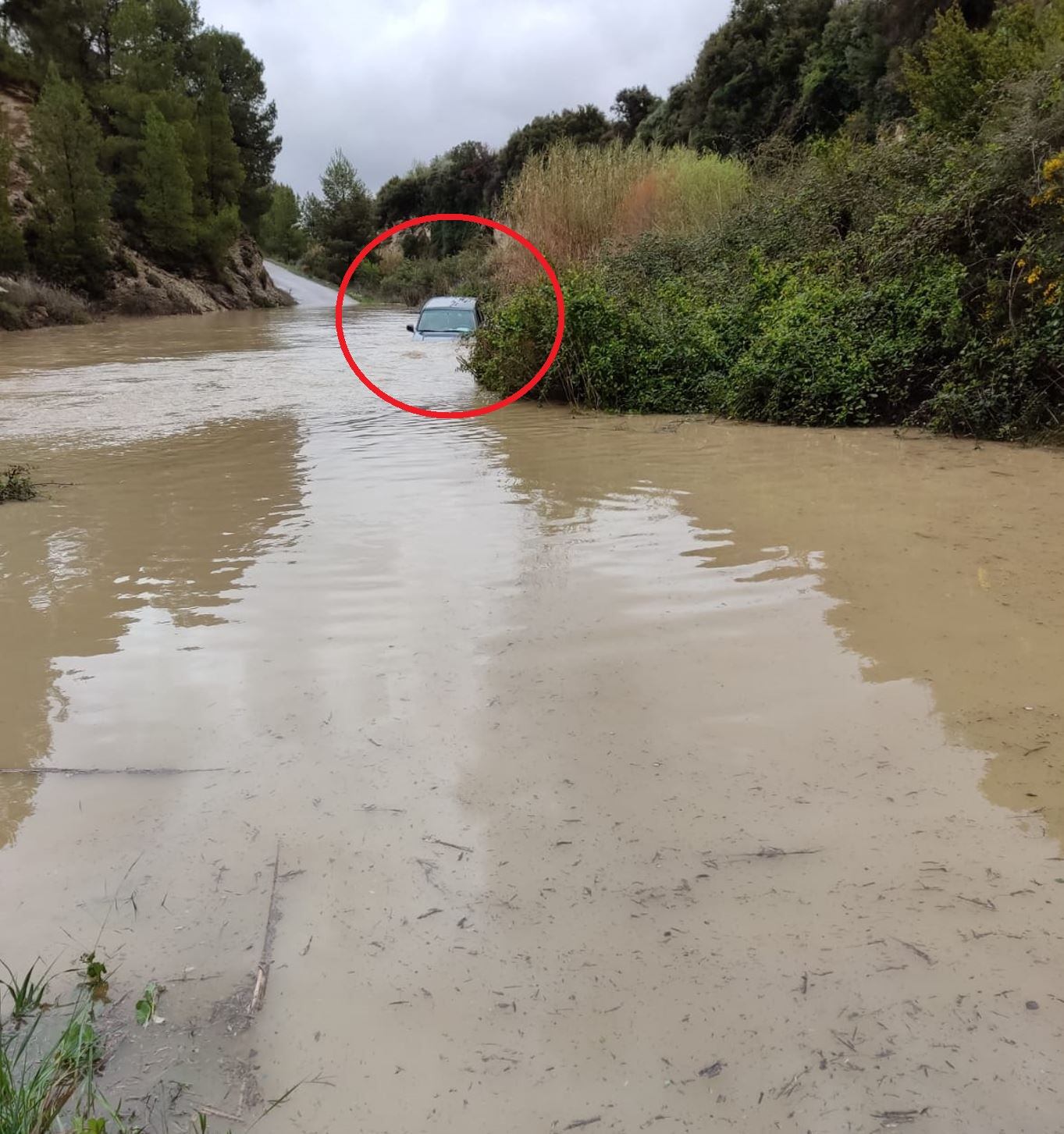 Rescatan al conductor de un vehículo en el cauce del rio Alhárabe en Moratalla