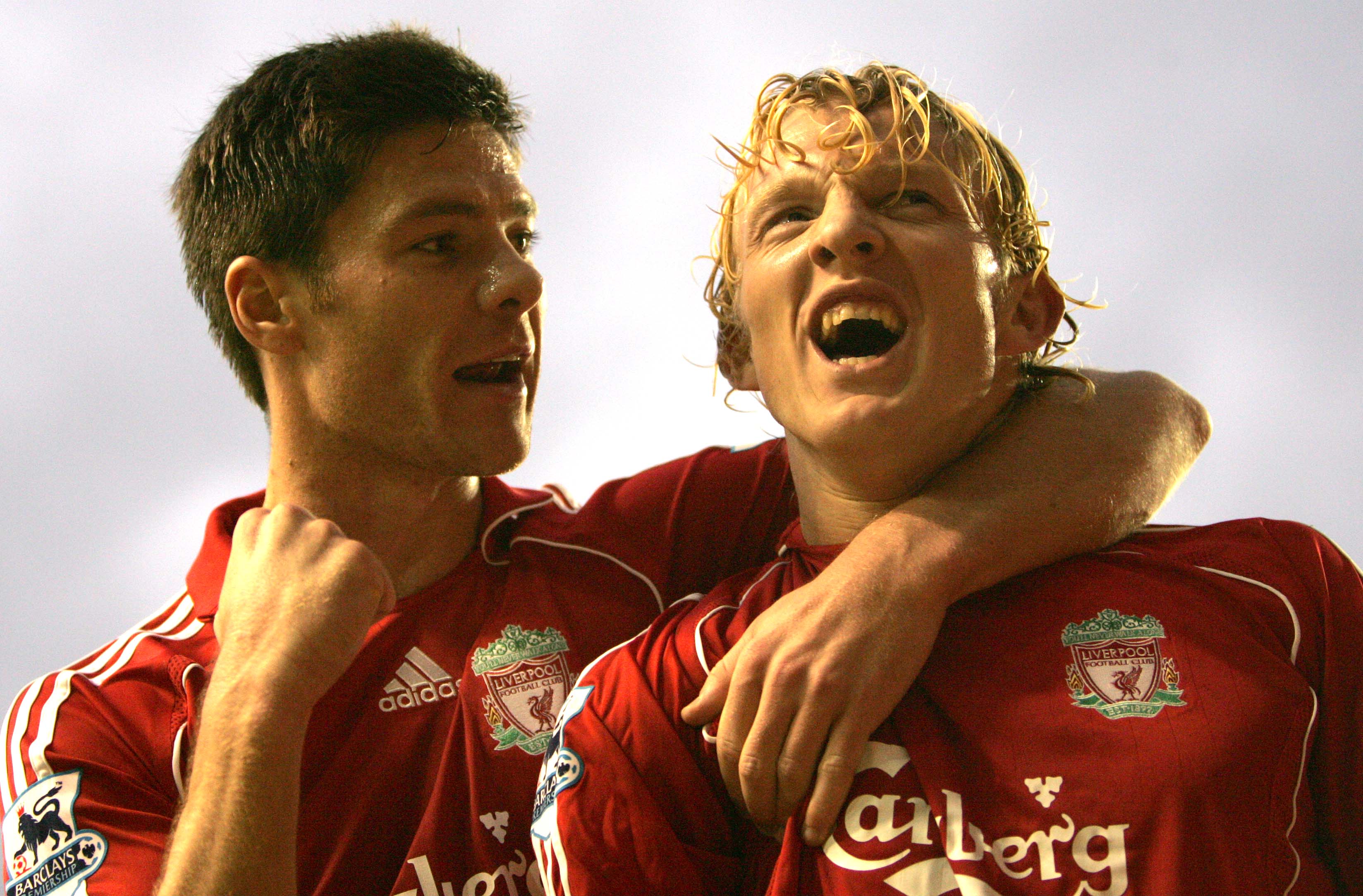 Xabi Alonso celebra con Dirk Kuyt el segundo gol del neerlandés