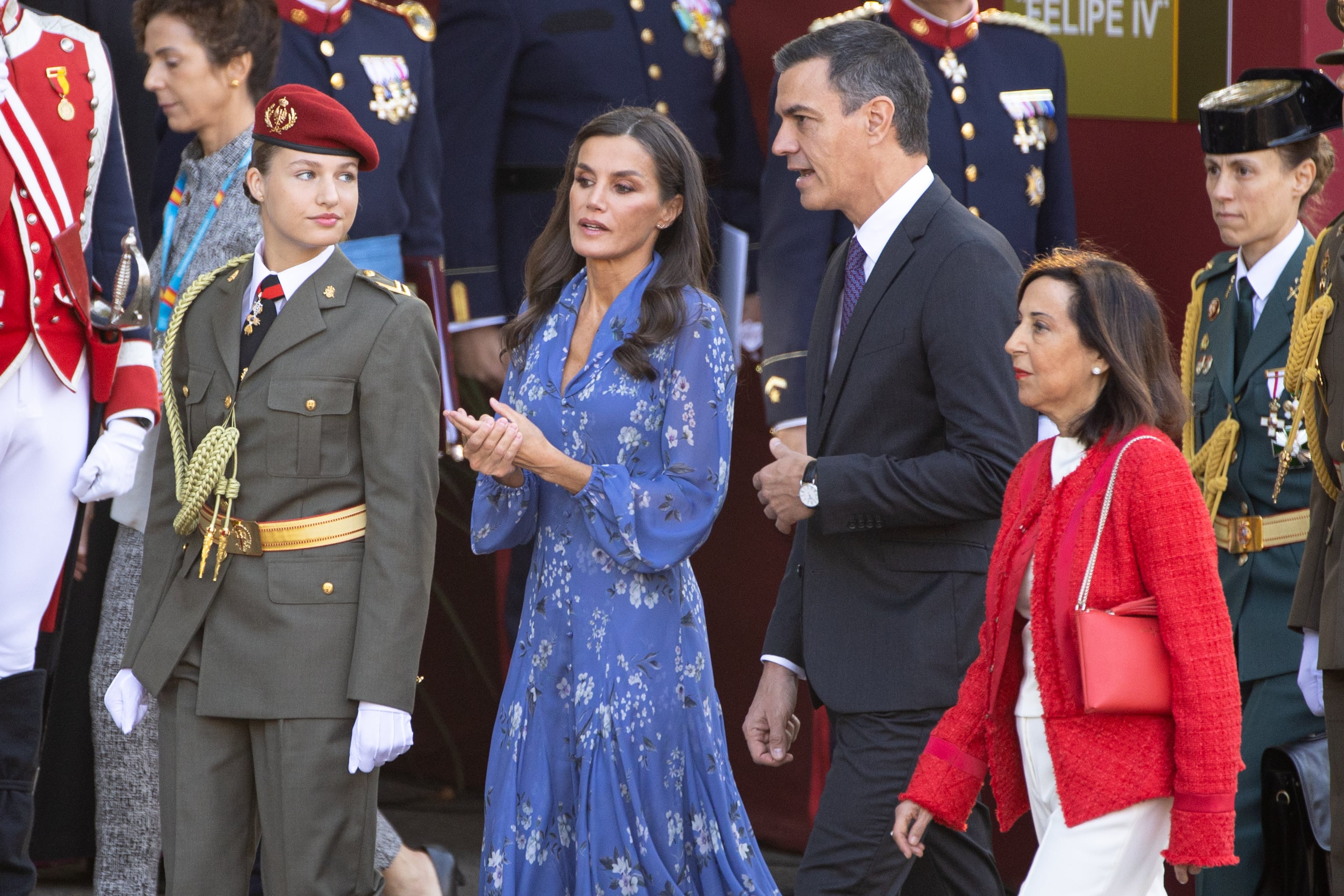 El presidente Pedro Sánchez junto a la princesa Leonor, la reina Letizia y la ministra de Defensa, Margarita Robles en el pasado desfile de las Fuerzas Armadas del 12 de octubre.