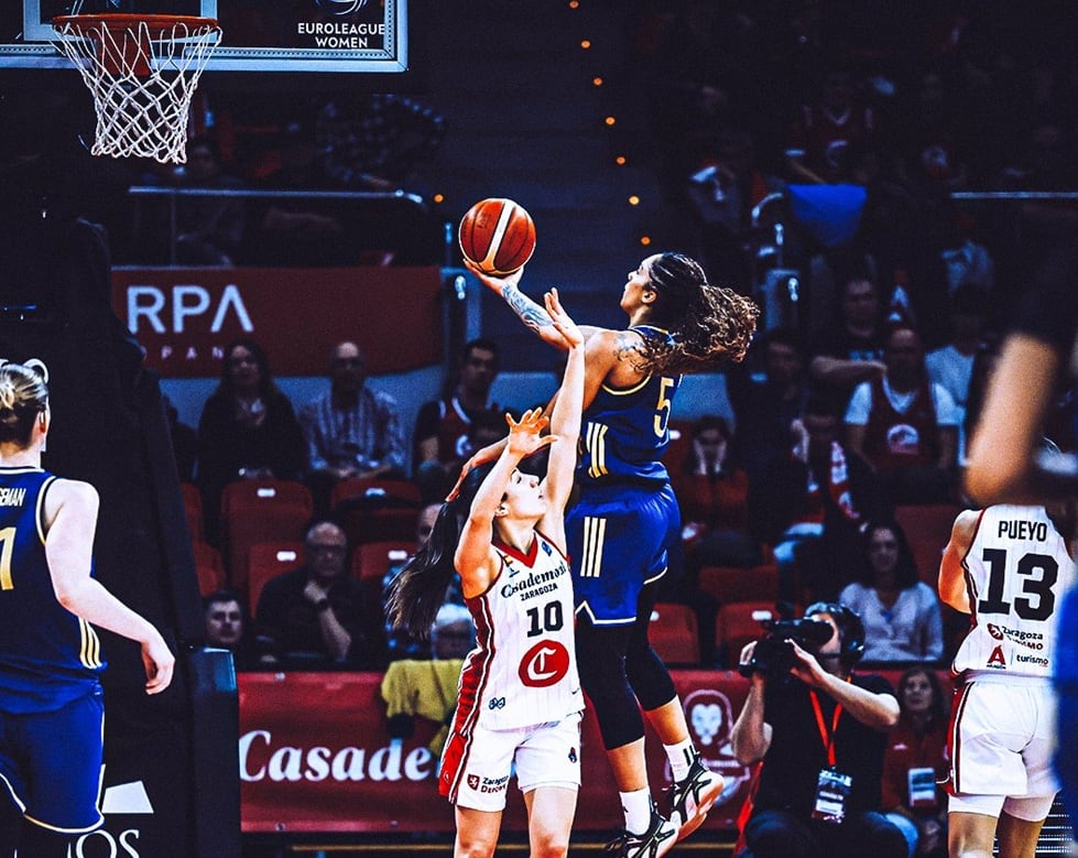 Williams lanza a canasta ante Laia Flores en el partido de Euroliga, Casademont-Fenerbache, disputado en el Príncipe Felipe