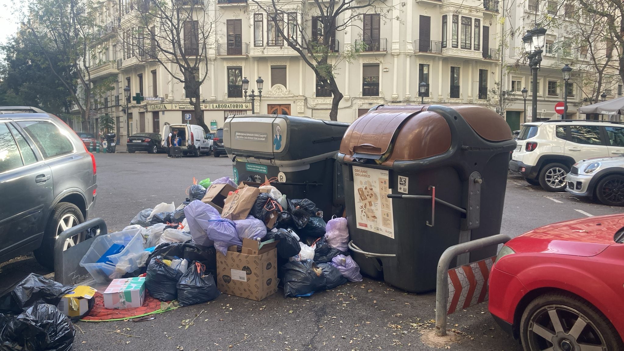 La basura se acumula en algunos contenedores de las calles de València al volcarse todos los operativos en las pedanías del sur, castigadas especialmente por la DANA