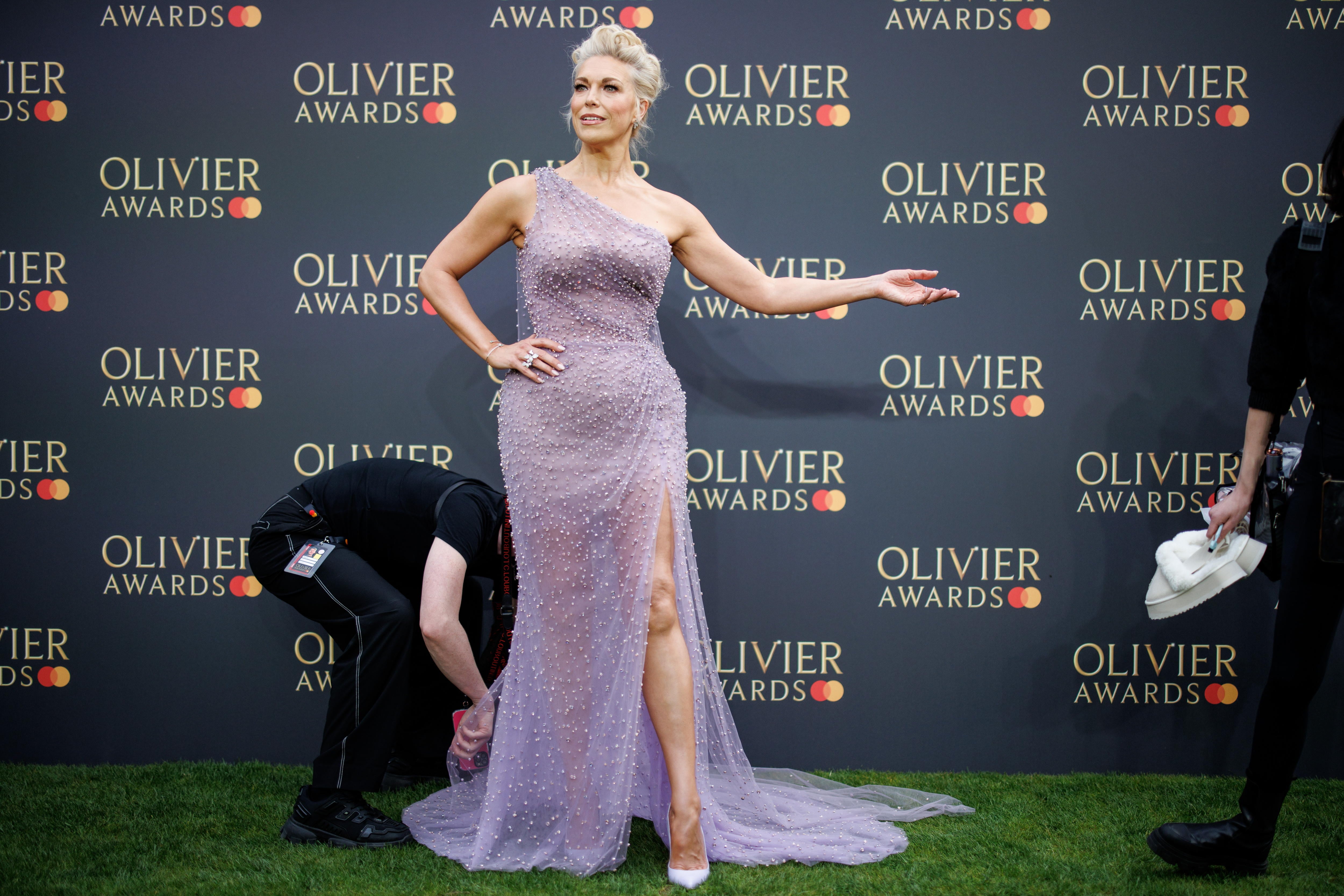 La actriz Hannah Waddingham posando en la alfombra verde de los premios Olivier y, en este caso sí, luciendo pierna