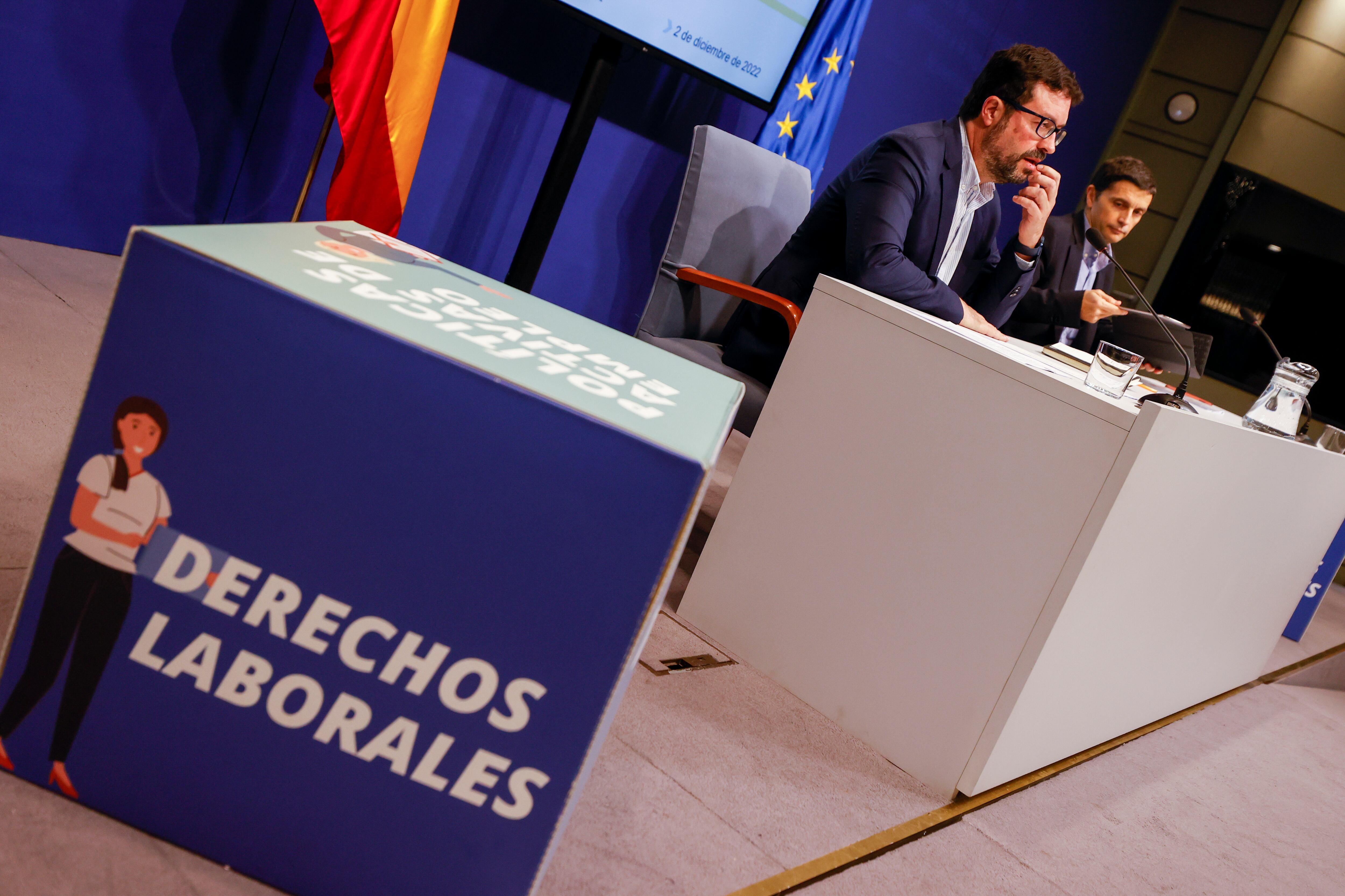 El secretario de Estado de Empleo y Economía Social, Joaquín Pérez Rey (izquierda), y el secretario de Estado de Seguridad Social y Pensiones, Borja Suárez Corujo, presentan este viernes en Madrid los datos de paro y afiliación correspondientes al mes de noviembre.