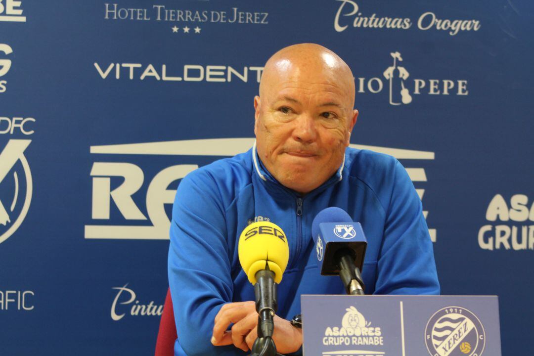 García Tébar durante la rueda de prensa del viernes en Chapín