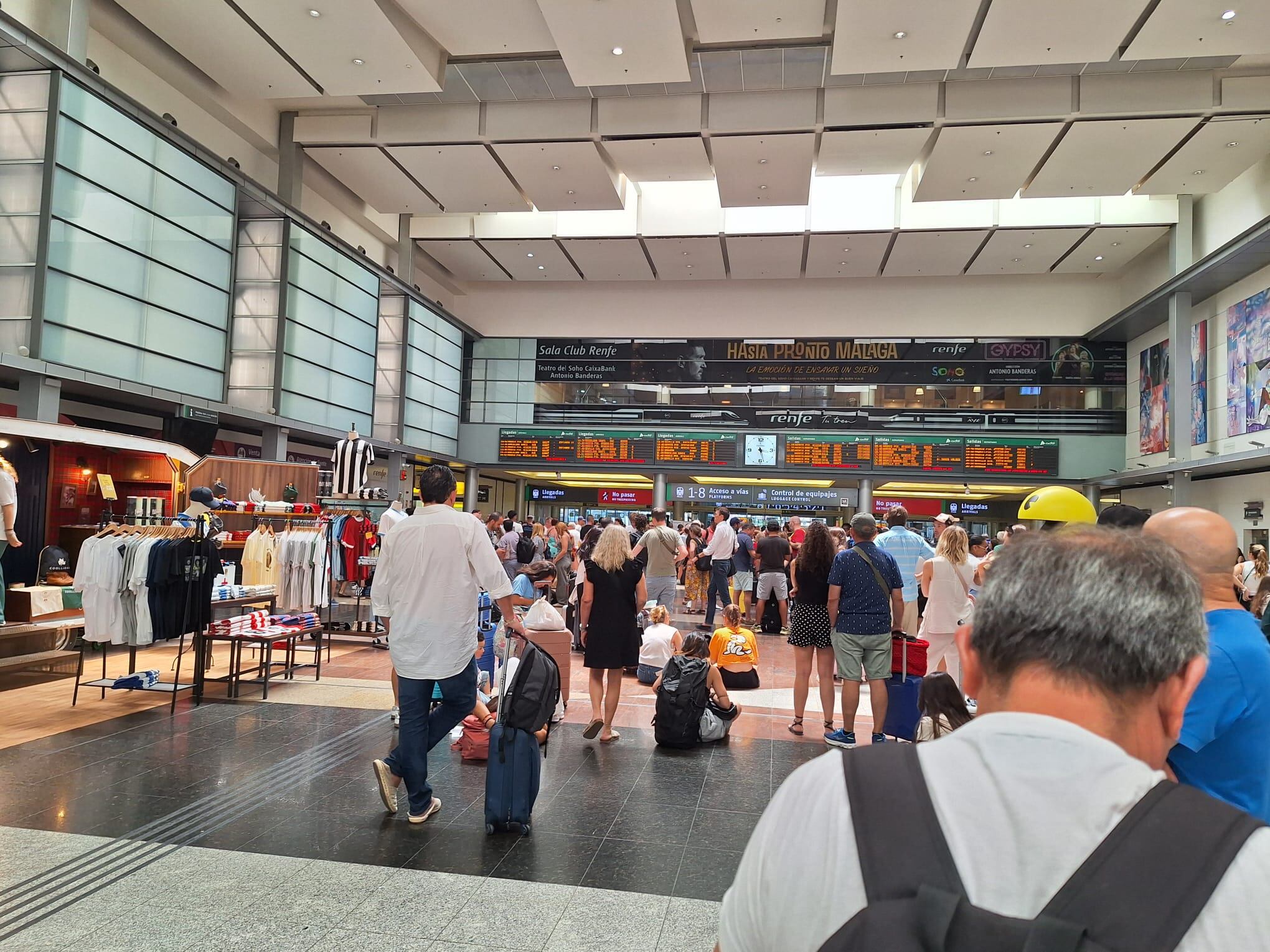 Cientos de pasajeros esperando en la estación María Zambrano el aviso de sus salidas de trenes tras el retraso generalizado provocado por la avería de una catenaria en Toledo/1 de julio