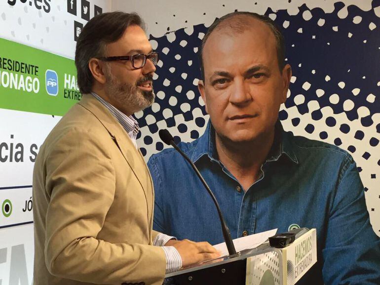 Fernando PIzarro en rueda de prensa durane la campaña del 24M.