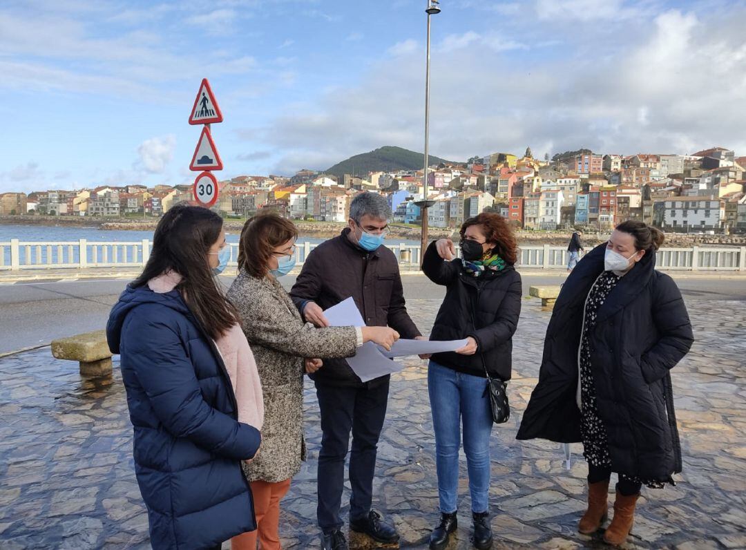 Antonio Lomba, alcalde de A Guarda, junto a la diputada del PSdG, Leticia Gallego (segunda por la derecha) comentando el proyecto del acceso sur al puerto de la villa.