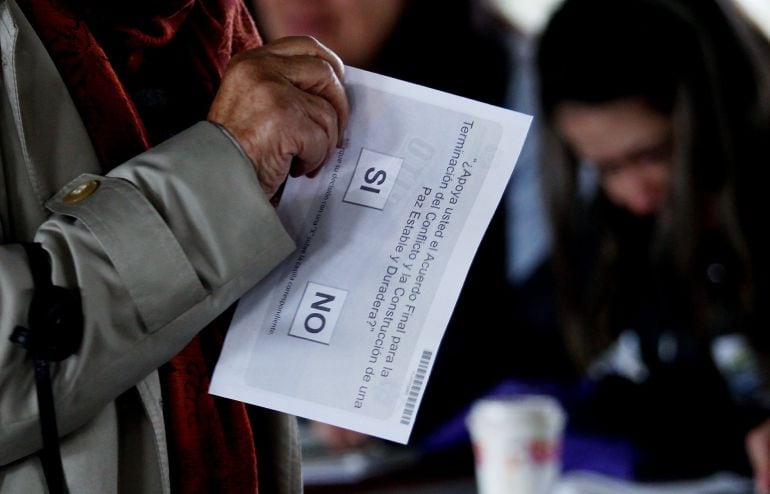 Una mujer vota en el plebiscito sobre el acuerdo de paz 