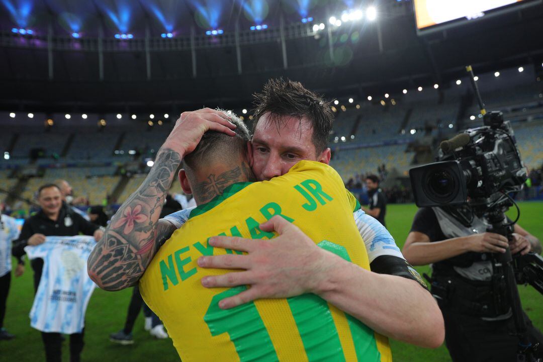 Abrazo entre Neymar y Messi tras la final de la Copa América 2021